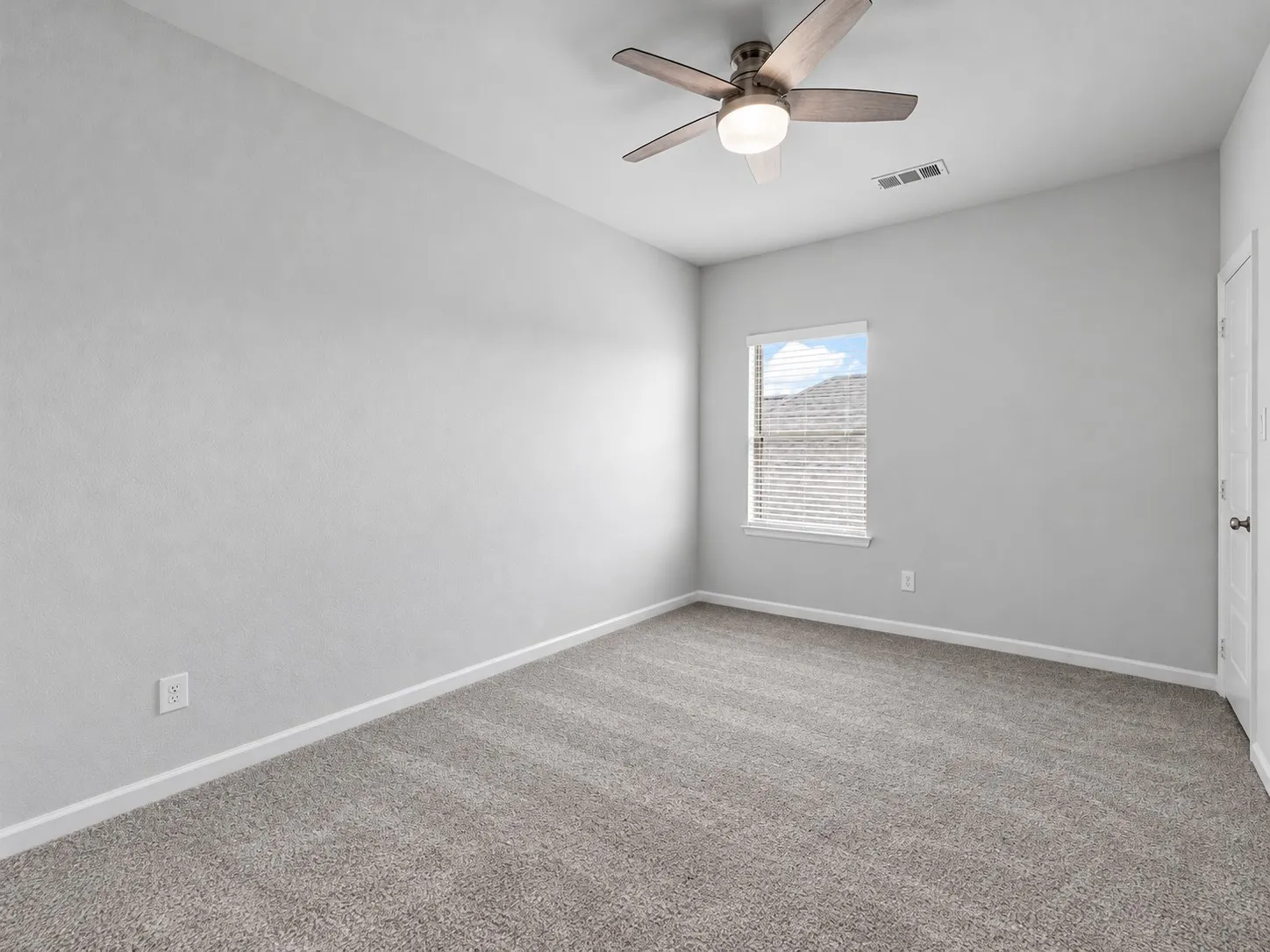 Single Family Residence For Sale in Kaufman County , 2315 Kirkstall Way, Forney, Texas 75126, 3 Bedroom, 3 Bathroom, 2 Garage spaces, 2,327 Sqft, built in 2022, Preowned, mls#21163046, Real Estate Agent in Forney, Homes For Sale in Kaufman county, Homes For Sale in Forney, Realtor in Forney Texas, Real Estate Brokerage Independent Realty Texas, Luminita Cordes Realtor