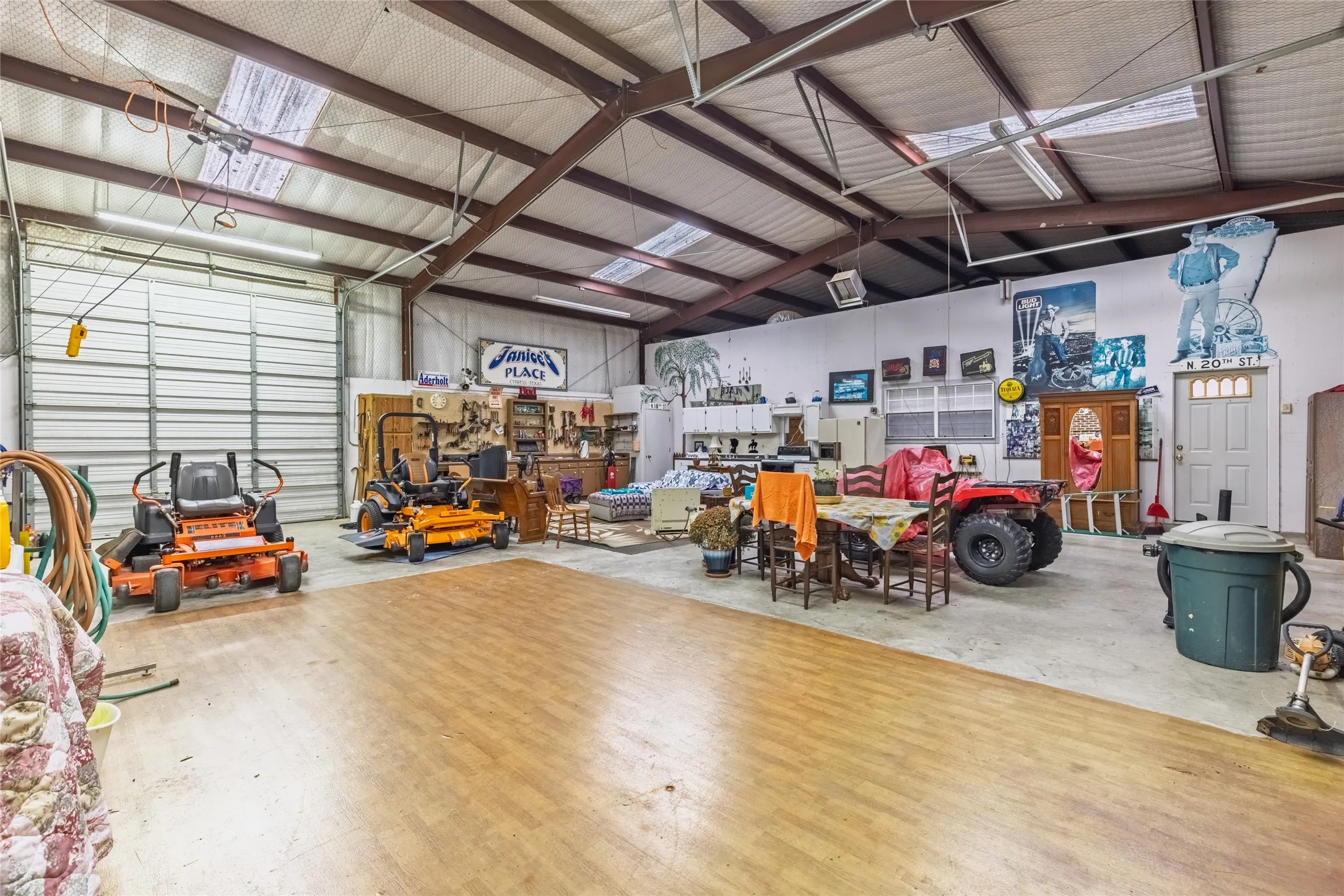 Farm For Sale in Franklin (TX) County , 1127 County Road Sw 3230, Winnsboro, Texas 75494, 3 Bedroom, 4 Bathroom, 2 Garage spaces, 2,857 Sqft, built in 1993, Preowned, mls#21156075, Real Estate Agent in Winnsboro, Homes For Sale in Franklin (TX) county, Homes For Sale in Winnsboro, Realtor in Winnsboro Texas, Real Estate Brokerage Independent Realty Texas, Luminita Cordes Realtor