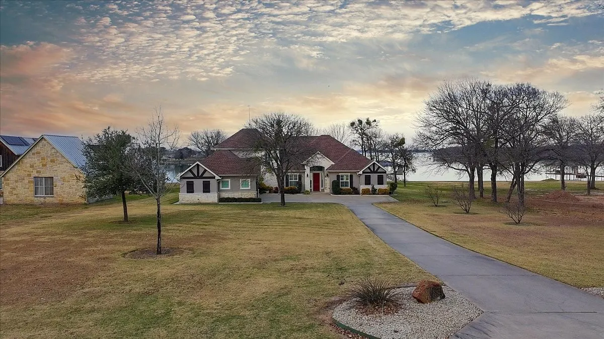 Single Family Residence For Sale in Navarro County , 603 El Barco, Corsicana, Texas 75109, 4 Bedroom, 4 Bathroom, 3 Garage spaces, 3,356 Sqft, built in 2014, mls#21158253, Real Estate Agent in Corsicana, Homes For Sale in Navarro county, Homes For Sale in Corsicana, Realtor in Corsicana Texas, Real Estate Brokerage Independent Realty Texas, Luminita Cordes Realtor