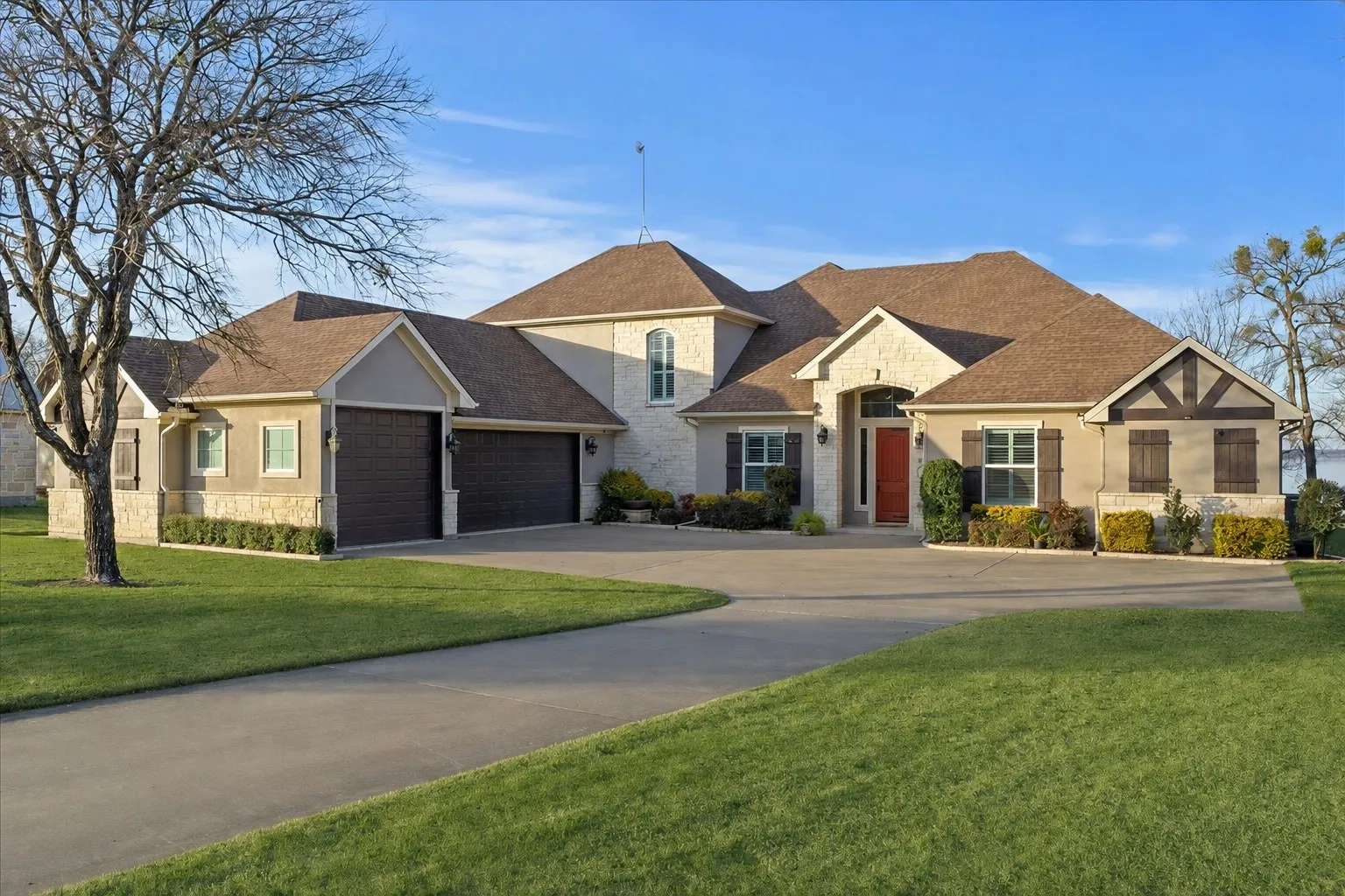 Single Family Residence For Sale in Navarro County , 603 El Barco, Corsicana, Texas 75109, 4 Bedroom, 4 Bathroom, 3 Garage spaces, 3,356 Sqft, built in 2014, mls#21158253, Real Estate Agent in Corsicana, Homes For Sale in Navarro county, Homes For Sale in Corsicana, Realtor in Corsicana Texas, Real Estate Brokerage Independent Realty Texas, Luminita Cordes Realtor