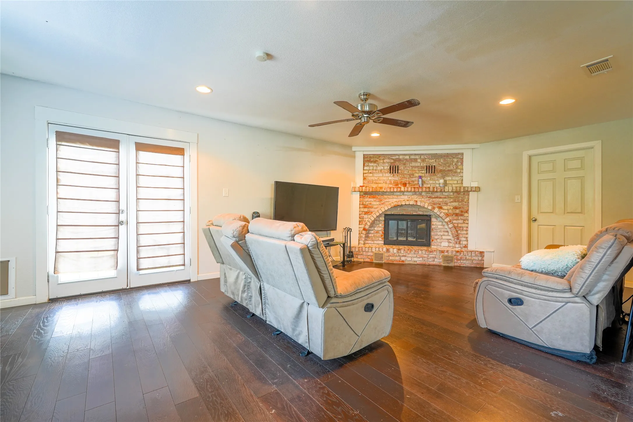 Single Family Residence For Sale in Mc Lennan County , 200 W Greenbriar Street, Robinson, Texas 76706, 3 Bedroom, 2 Bathroom, Garage spaces, 2,028 Sqft, built in 1950, Price $236,000, mls#21152778, Real Estate Agent in Robinson, Homes For Sale in Mc Lennan county, Homes For Sale in Robinson, Realtor in Robinson Texas, Real Estate Brokerage Independent Realty Texas, Luminita Cordes Realtor