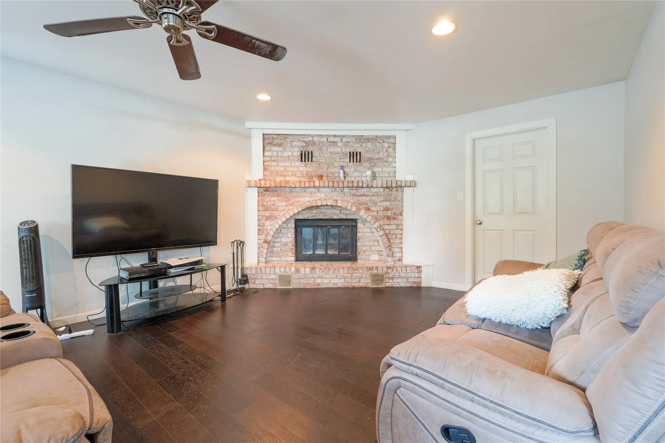 Single Family Residence For Sale in Mc Lennan County , 200 W Greenbriar Street, Robinson, Texas 76706, 3 Bedroom, 2 Bathroom, Garage spaces, 2,028 Sqft, built in 1950, Price $236,000, mls#21152778, Real Estate Agent in Robinson, Homes For Sale in Mc Lennan county, Homes For Sale in Robinson, Realtor in Robinson Texas, Real Estate Brokerage Independent Realty Texas, Luminita Cordes Realtor