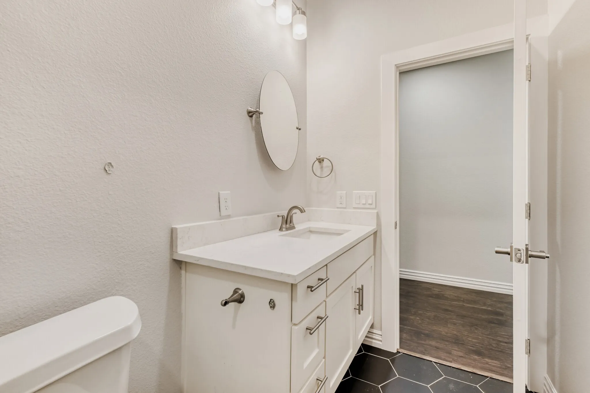 Single Family Residence For Sale in Dallas County , 713 S Willomet Avenue, Dallas, Texas 75208, 3 Bedroom, 2 Bathroom, Garage spaces, 1,612 Sqft, built in 2021, mls#21124878, Real Estate Agent in Dallas, Homes For Sale in Dallas county, Homes For Sale in Dallas, Realtor in Dallas Texas, Real Estate Brokerage Independent Realty Texas, Luminita Cordes Realtor