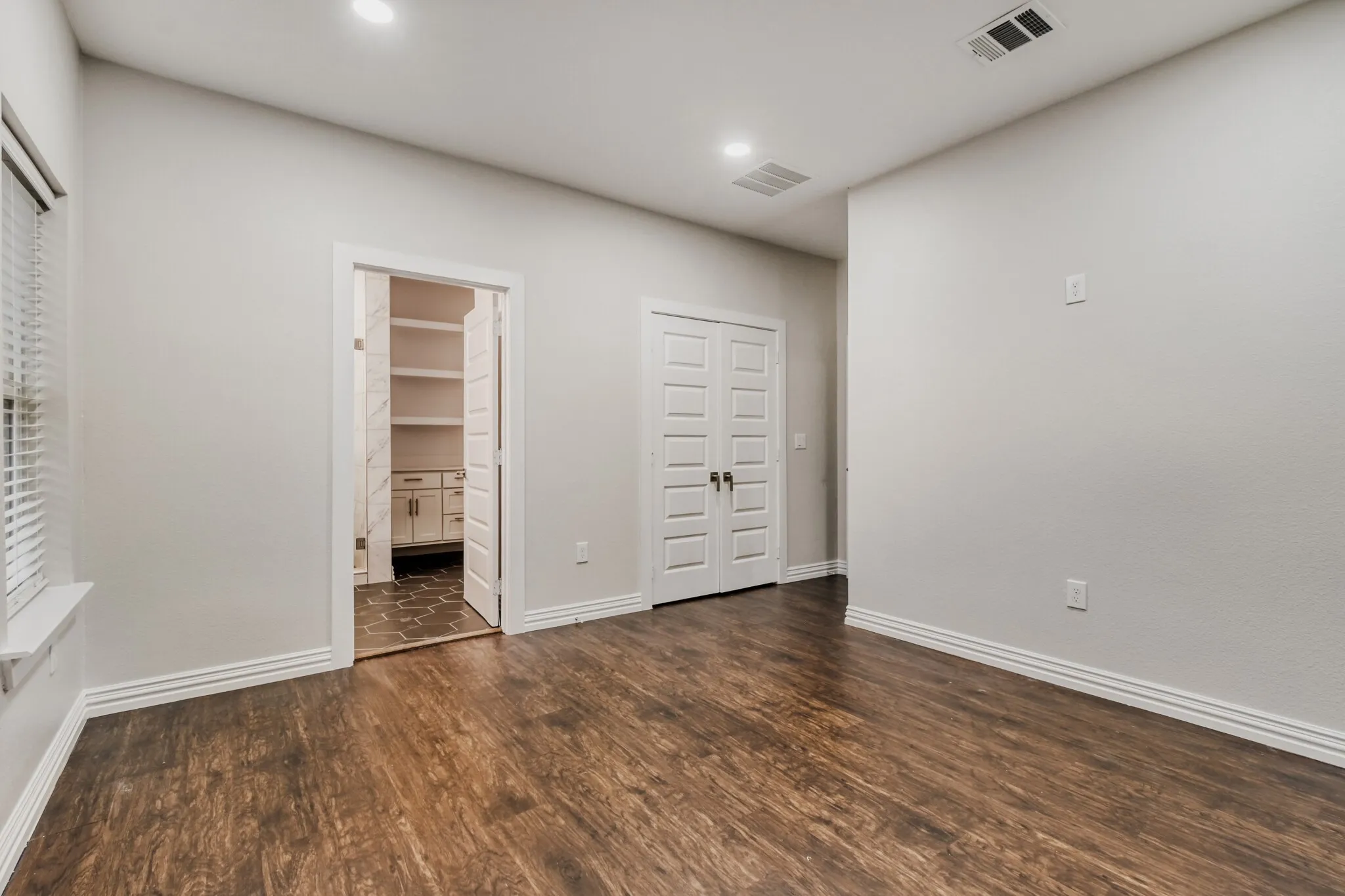 Single Family Residence For Sale in Dallas County , 713 S Willomet Avenue, Dallas, Texas 75208, 3 Bedroom, 2 Bathroom, Garage spaces, 1,612 Sqft, built in 2021, mls#21124878, Real Estate Agent in Dallas, Homes For Sale in Dallas county, Homes For Sale in Dallas, Realtor in Dallas Texas, Real Estate Brokerage Independent Realty Texas, Luminita Cordes Realtor