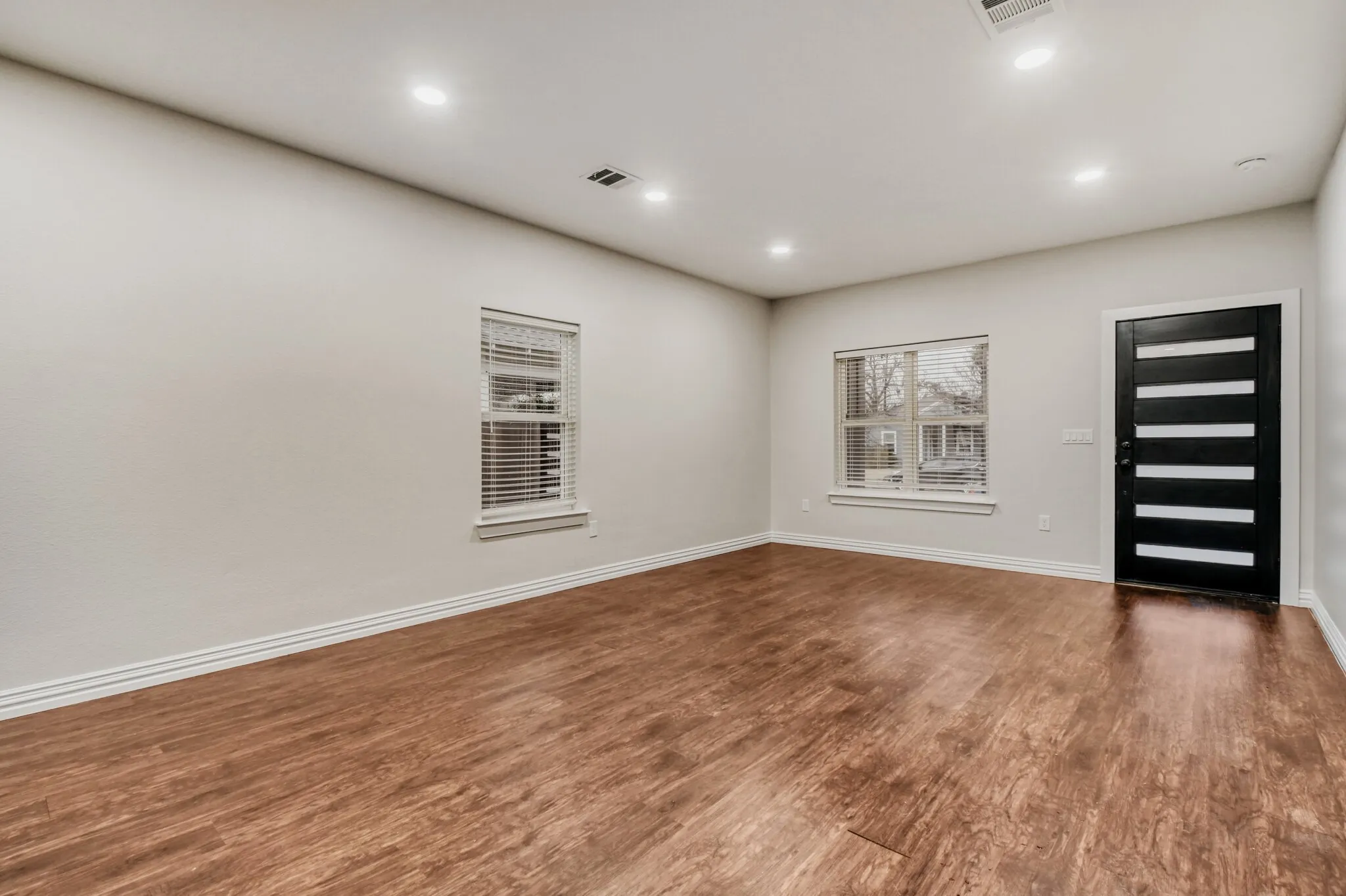 Single Family Residence For Sale in Dallas County , 713 S Willomet Avenue, Dallas, Texas 75208, 3 Bedroom, 2 Bathroom, Garage spaces, 1,612 Sqft, built in 2021, mls#21124878, Real Estate Agent in Dallas, Homes For Sale in Dallas county, Homes For Sale in Dallas, Realtor in Dallas Texas, Real Estate Brokerage Independent Realty Texas, Luminita Cordes Realtor