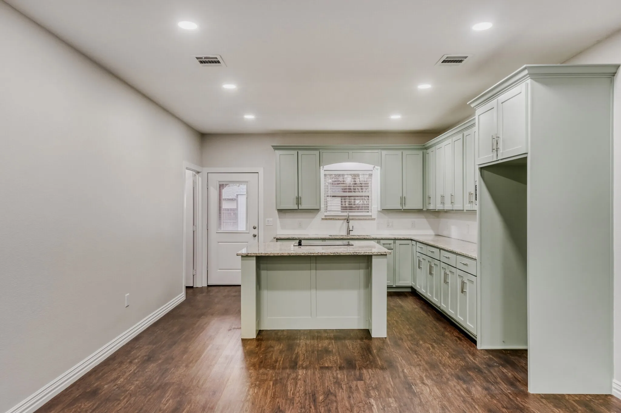 Single Family Residence For Sale in Dallas County , 713 S Willomet Avenue, Dallas, Texas 75208, 3 Bedroom, 2 Bathroom, Garage spaces, 1,612 Sqft, built in 2021, mls#21124878, Real Estate Agent in Dallas, Homes For Sale in Dallas county, Homes For Sale in Dallas, Realtor in Dallas Texas, Real Estate Brokerage Independent Realty Texas, Luminita Cordes Realtor