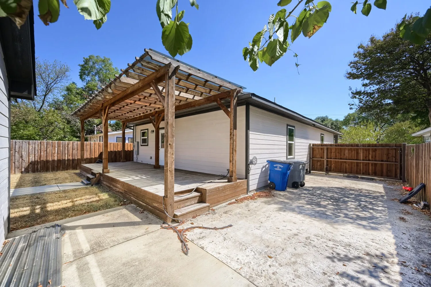 Single Family Residence For Sale in Dallas County , 713 S Willomet Avenue, Dallas, Texas 75208, 3 Bedroom, 2 Bathroom, Garage spaces, 1,612 Sqft, built in 2021, mls#21124878, Real Estate Agent in Dallas, Homes For Sale in Dallas county, Homes For Sale in Dallas, Realtor in Dallas Texas, Real Estate Brokerage Independent Realty Texas, Luminita Cordes Realtor
