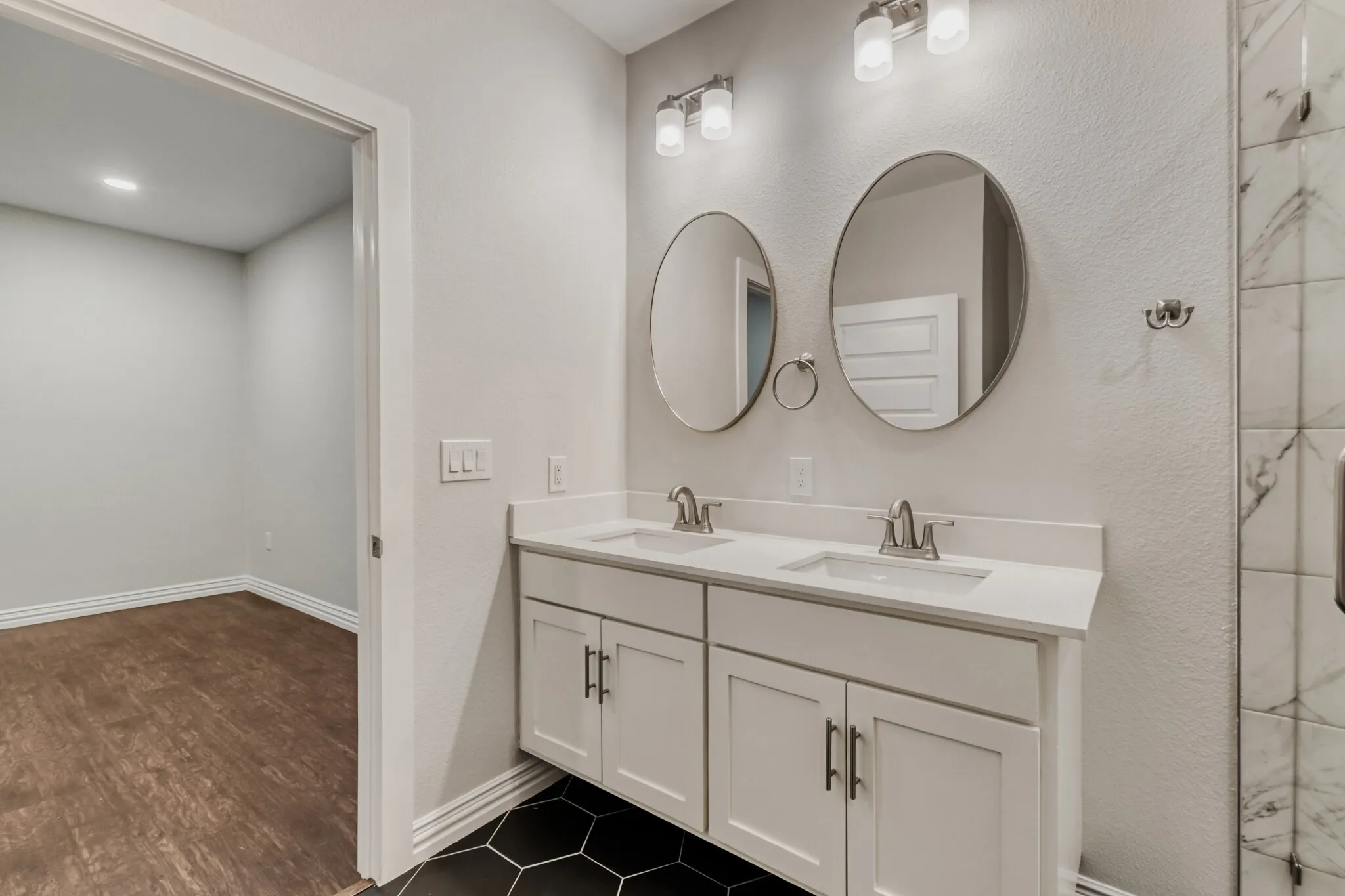 Single Family Residence For Sale in Dallas County , 713 S Willomet Avenue, Dallas, Texas 75208, 3 Bedroom, 2 Bathroom, Garage spaces, 1,612 Sqft, built in 2021, mls#21124878, Real Estate Agent in Dallas, Homes For Sale in Dallas county, Homes For Sale in Dallas, Realtor in Dallas Texas, Real Estate Brokerage Independent Realty Texas, Luminita Cordes Realtor