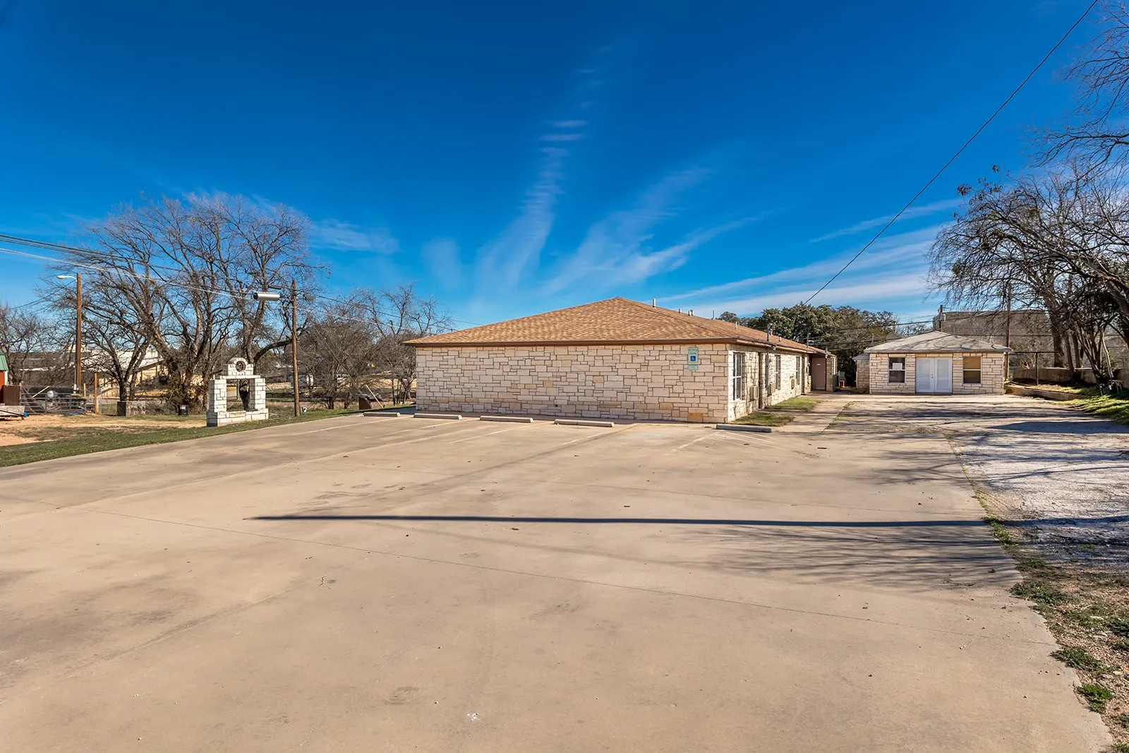 Apartment For Sale in Mc Culloch County , 104 E Fifth Street, Brady, Texas 76825, 0, 0, Garage spaces, 3,998 Sqft, built in 1965, mls#21163786, Real Estate Agent in Brady, Homes For Sale in Mc Culloch county, Homes For Sale in Brady, Realtor in Brady Texas, Real Estate Brokerage Independent Realty Texas, Luminita Cordes Realtor