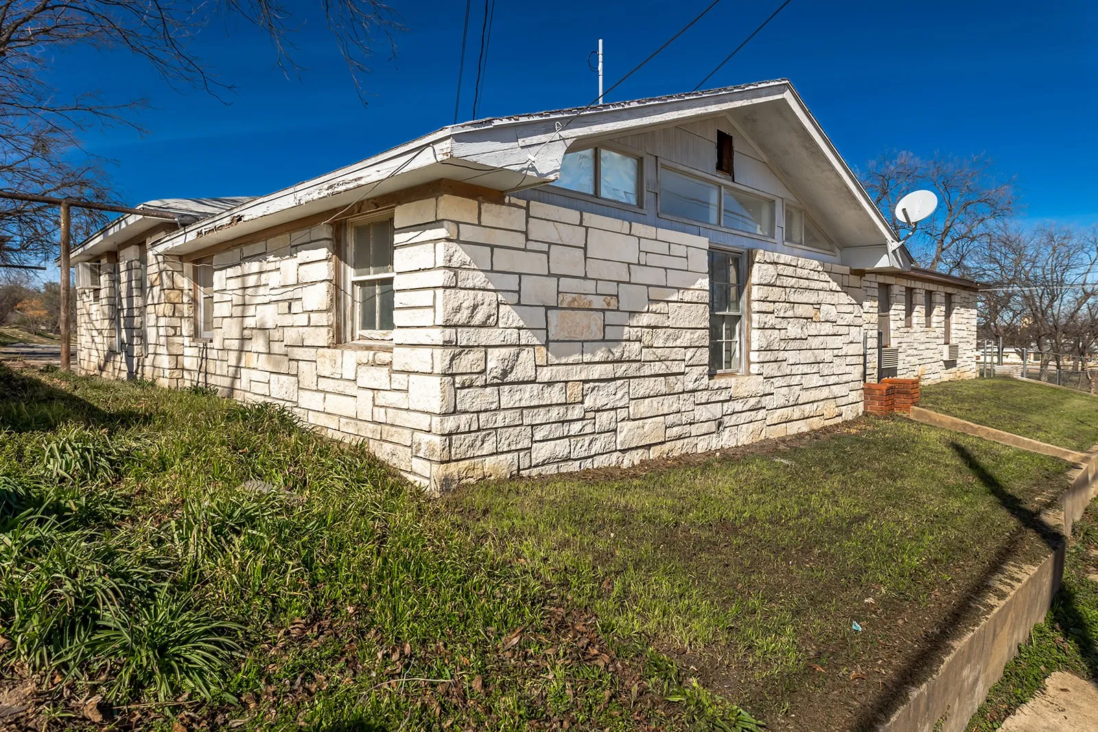 Apartment For Sale in Mc Culloch County , 104 E Fifth Street, Brady, Texas 76825, 0, 0, Garage spaces, 3,998 Sqft, built in 1965, mls#21163786, Real Estate Agent in Brady, Homes For Sale in Mc Culloch county, Homes For Sale in Brady, Realtor in Brady Texas, Real Estate Brokerage Independent Realty Texas, Luminita Cordes Realtor