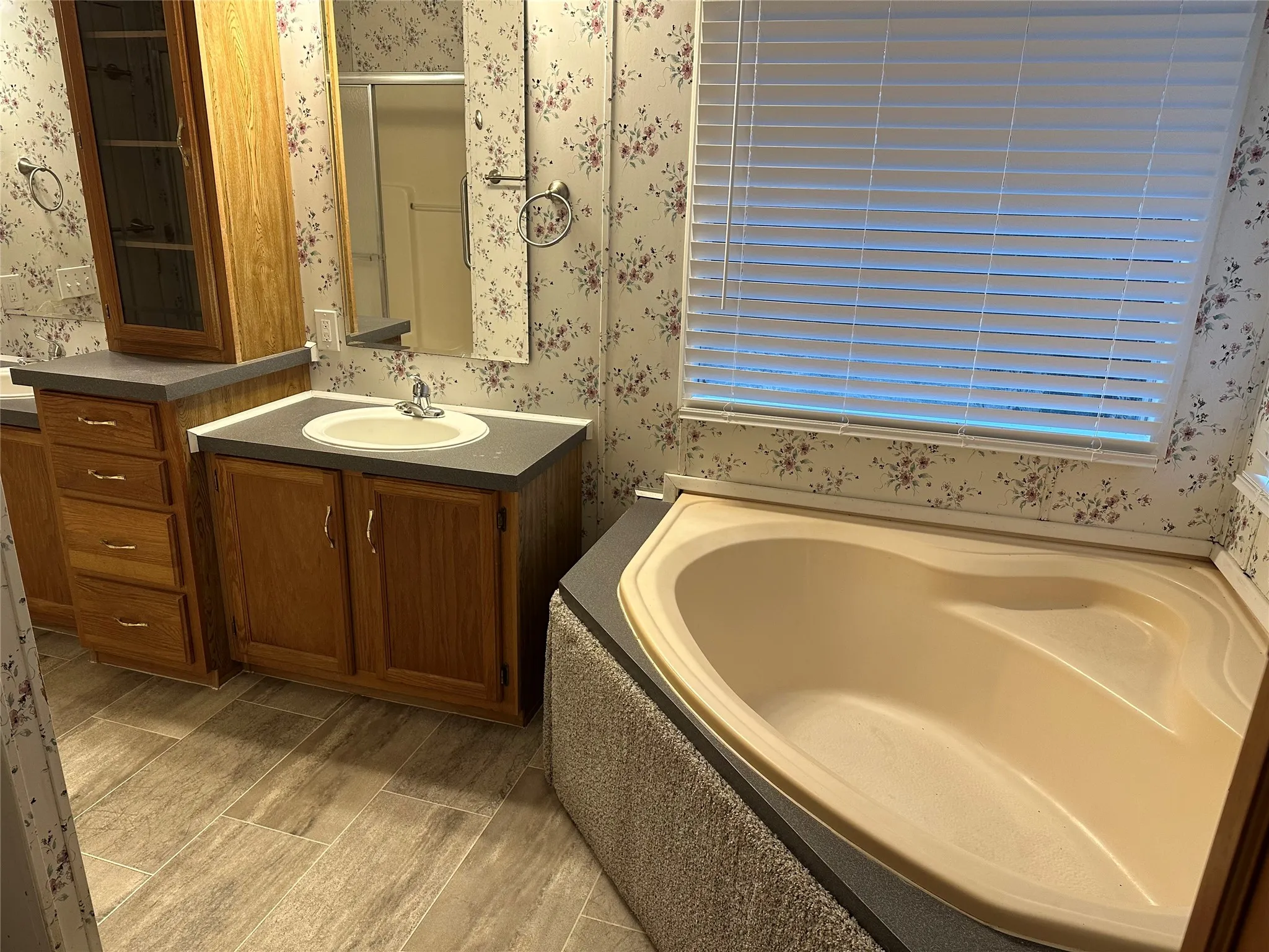Ensuite Masterbath with Garden tub and dual sinks/vanities