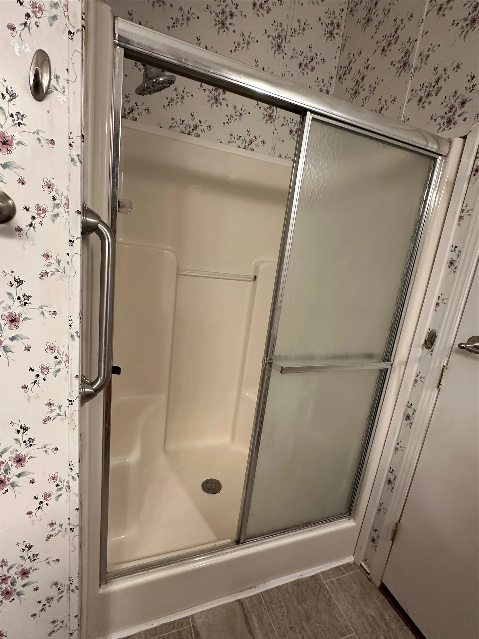 Masterbath with seperate spacious walk-in shower.