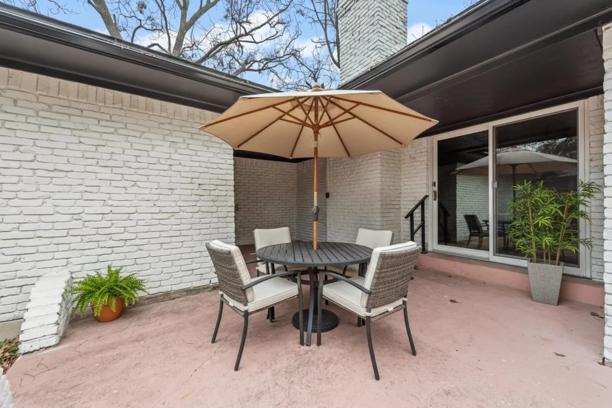 Single Family Residence For Sale in Dallas County , 9726 Dartridge Drive, Dallas, Texas 75238, 3 Bedroom, 3 Bathroom, 2 Garage spaces, 2,189 Sqft, built in 1965, mls#21163075, Real Estate Agent in Dallas, Homes For Sale in Dallas county, Homes For Sale in Dallas, Realtor in Dallas Texas, Real Estate Brokerage Independent Realty Texas, Luminita Cordes Realtor