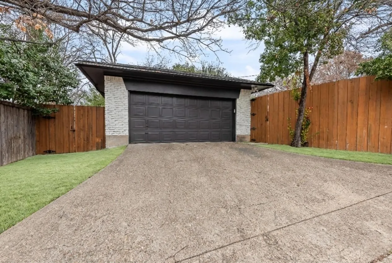 Single Family Residence For Sale in Dallas County , 9726 Dartridge Drive, Dallas, Texas 75238, 3 Bedroom, 3 Bathroom, 2 Garage spaces, 2,189 Sqft, built in 1965, mls#21163075, Real Estate Agent in Dallas, Homes For Sale in Dallas county, Homes For Sale in Dallas, Realtor in Dallas Texas, Real Estate Brokerage Independent Realty Texas, Luminita Cordes Realtor