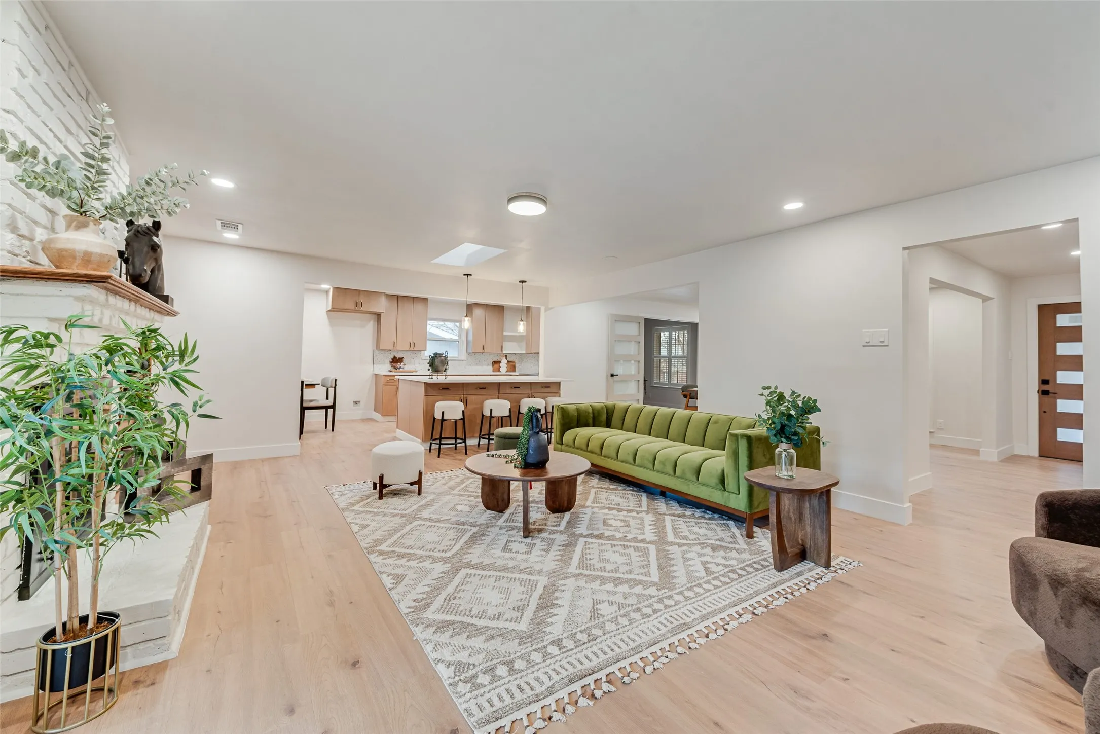 Single Family Residence For Sale in Dallas County , 9726 Dartridge Drive, Dallas, Texas 75238, 3 Bedroom, 3 Bathroom, 2 Garage spaces, 2,189 Sqft, built in 1965, mls#21163075, Real Estate Agent in Dallas, Homes For Sale in Dallas county, Homes For Sale in Dallas, Realtor in Dallas Texas, Real Estate Brokerage Independent Realty Texas, Luminita Cordes Realtor