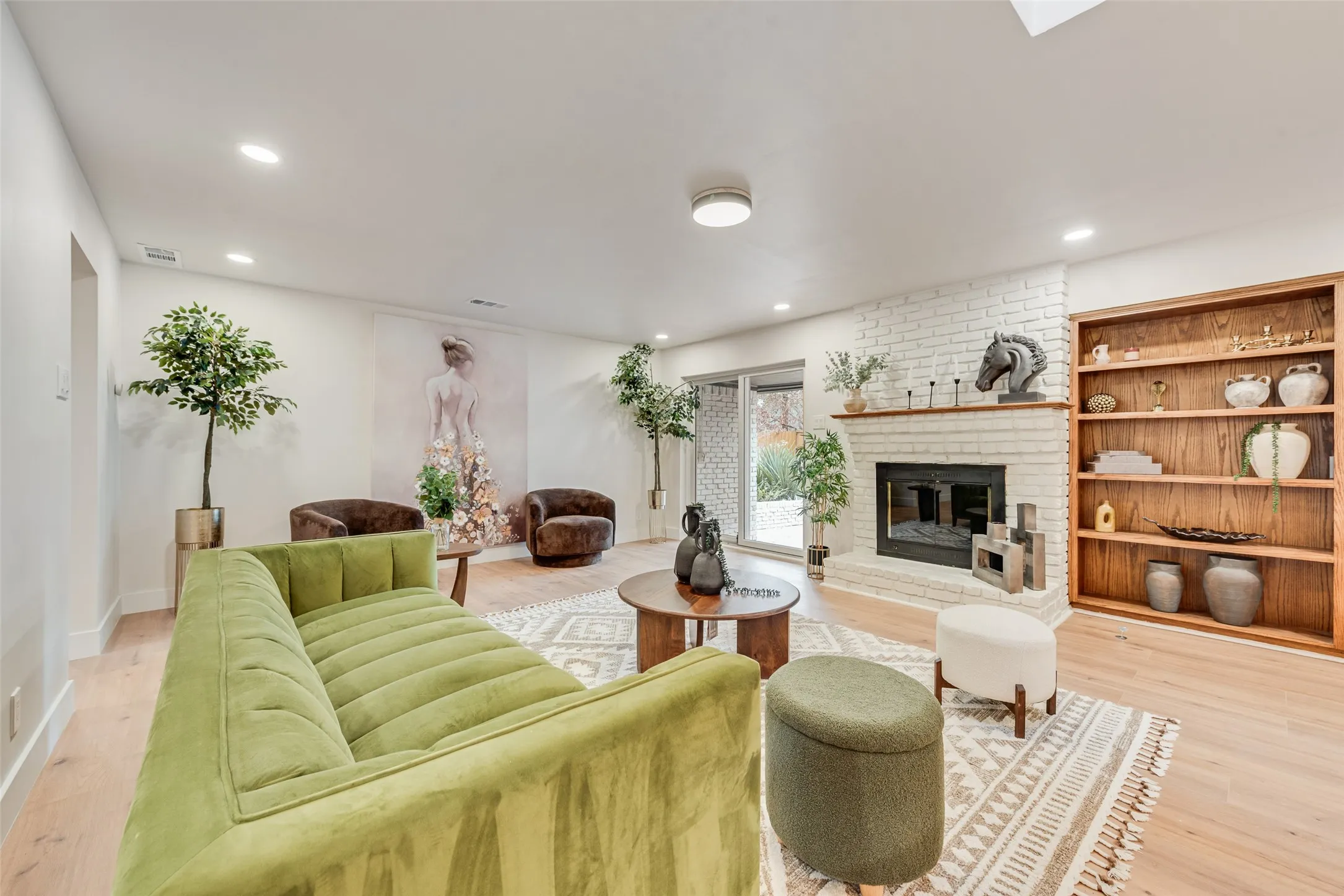 Single Family Residence For Sale in Dallas County , 9726 Dartridge Drive, Dallas, Texas 75238, 3 Bedroom, 3 Bathroom, 2 Garage spaces, 2,189 Sqft, built in 1965, mls#21163075, Real Estate Agent in Dallas, Homes For Sale in Dallas county, Homes For Sale in Dallas, Realtor in Dallas Texas, Real Estate Brokerage Independent Realty Texas, Luminita Cordes Realtor