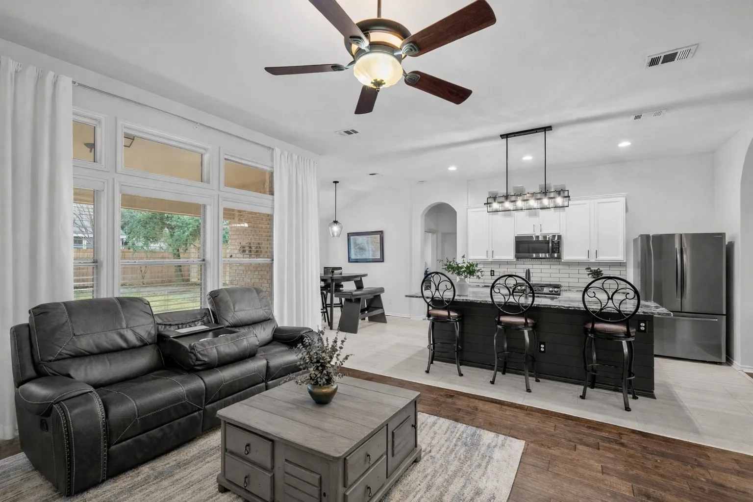 Single Family Residence For Sale in Denton County , 1011 Diane Street, Aubrey, Texas 76227, 3 Bedroom, 2 Bathroom, 2 Garage spaces, 2,273 Sqft, built in 2003, Preowned, mls#21099957, Real Estate Agent in Aubrey, Homes For Sale in Denton county, Homes For Sale in Aubrey, Realtor in Aubrey Texas, Real Estate Brokerage Independent Realty Texas, Luminita Cordes Realtor