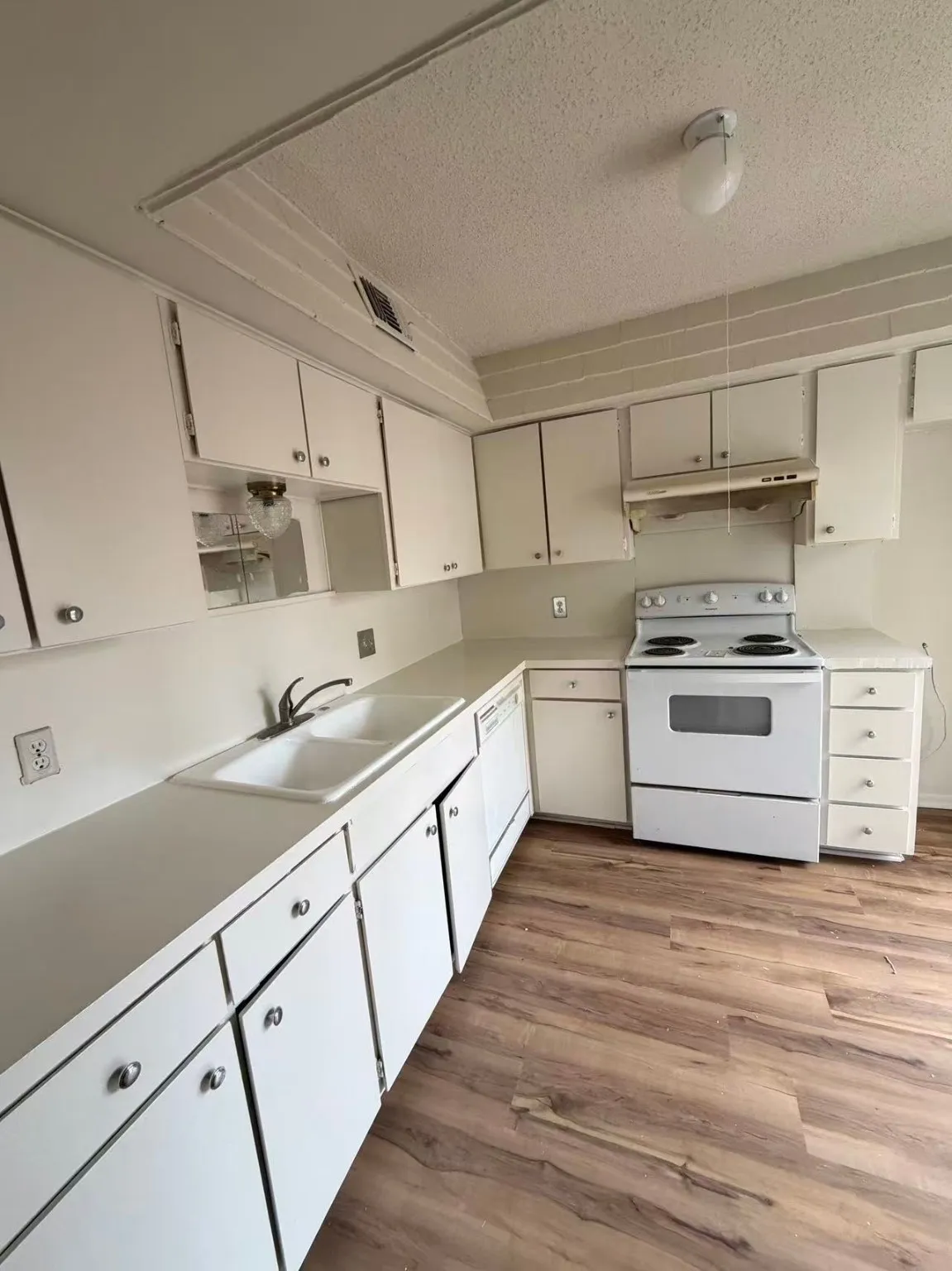 Townhouse For Sale in Dallas County , 2113 Trellis Place, Richardson, Texas 75081, 3 Bedrooms, 2 Bathrooms, Garage spaces, 1,320 Sqft, built in 1973, Price $223,000, mls#21164052, Real Estate Agent in Richardson, Homes For Sale in Dallas county, Homes For Sale in Richardson, Realtor in Richardson Texas, Real Estate Brokerage Independent Realty Texas, Luminita Cordes Realtor