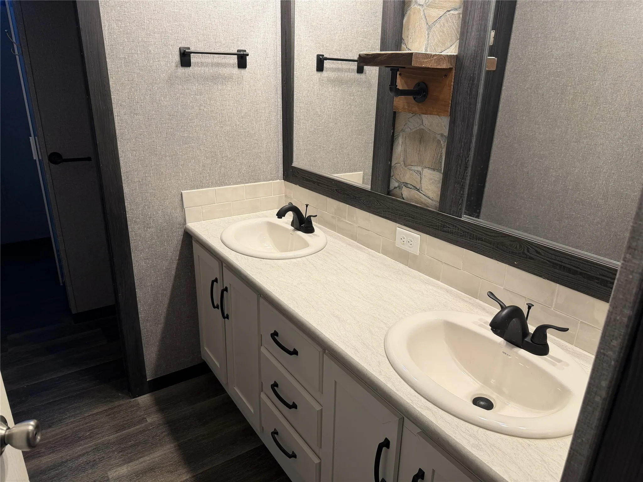 Mobile Home For Sale in Henderson County , 20733 JOE PAUL, Chandler, Texas 75758, 4 Bedroom, 2 Bathroom, Garage spaces, 2,040 Sqft, built in 2022, mls#21161827, Real Estate Agent in Chandler, Homes For Sale in Henderson county, Homes For Sale in Chandler, Realtor in Chandler Texas, Real Estate Brokerage Independent Realty Texas, Luminita Cordes Realtor