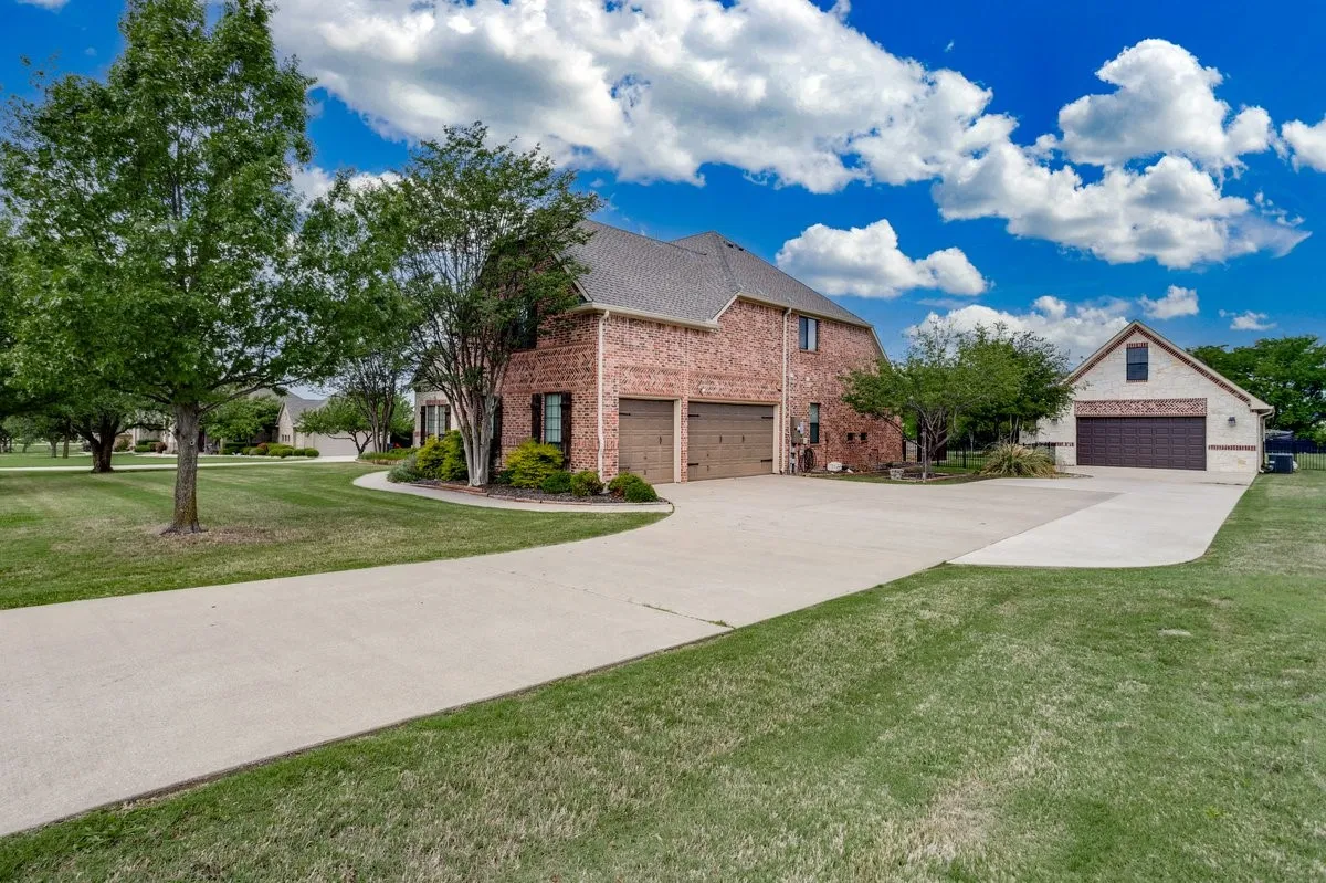 Single Family Residence For Sale in Collin County , 2890 Forest Drive, Celina, Texas 75009, 5 Bedroom, 5 Bathroom, 5 Garage spaces, 3,861 Sqft, built in 2005, mls#21163425, Real Estate Agent in Celina, Homes For Sale in Collin county, Homes For Sale in Celina, Realtor in Celina Texas, Real Estate Brokerage Independent Realty Texas, Luminita Cordes Realtor