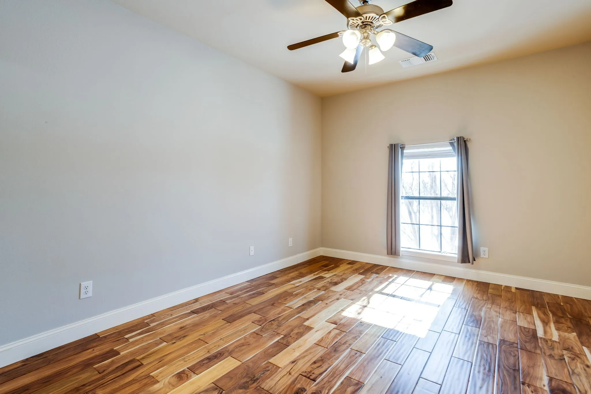 Single Family Residence For Sale in Collin County , 2890 Forest Drive, Celina, Texas 75009, 5 Bedroom, 5 Bathroom, 5 Garage spaces, 3,861 Sqft, built in 2005, mls#21163425, Real Estate Agent in Celina, Homes For Sale in Collin county, Homes For Sale in Celina, Realtor in Celina Texas, Real Estate Brokerage Independent Realty Texas, Luminita Cordes Realtor