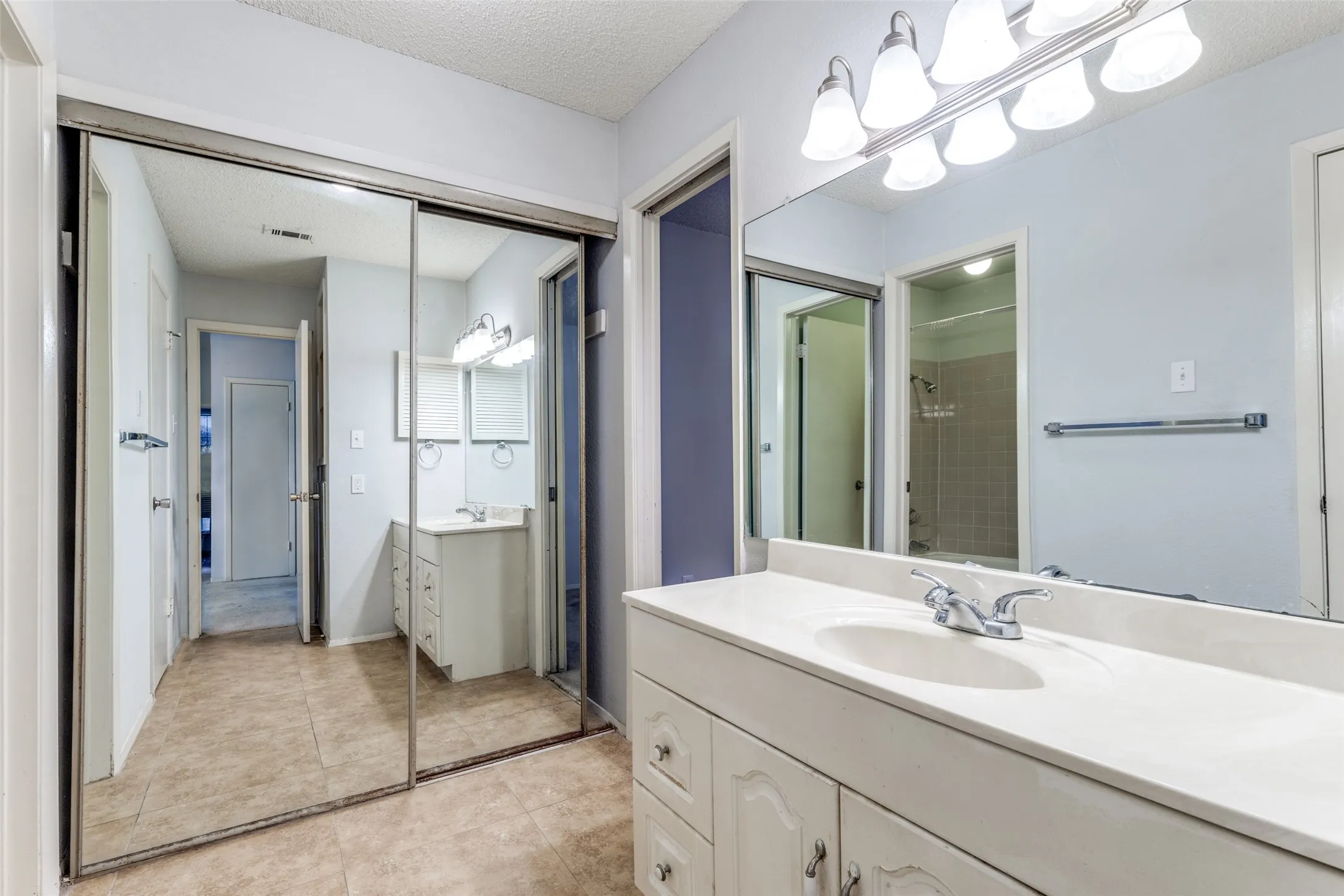 Single Family Residence For Sale in Dallas County , 5981 Arapaho 1106, Dallas, Texas 75248, 2 Bedroom, 2 Bathroom, Garage spaces, 1,038 Sqft, built in 1980, mls#21163121, Real Estate Agent in Dallas, Homes For Sale in Dallas county, Homes For Sale in Dallas, Realtor in Dallas Texas, Real Estate Brokerage Independent Realty Texas, Luminita Cordes Realtor