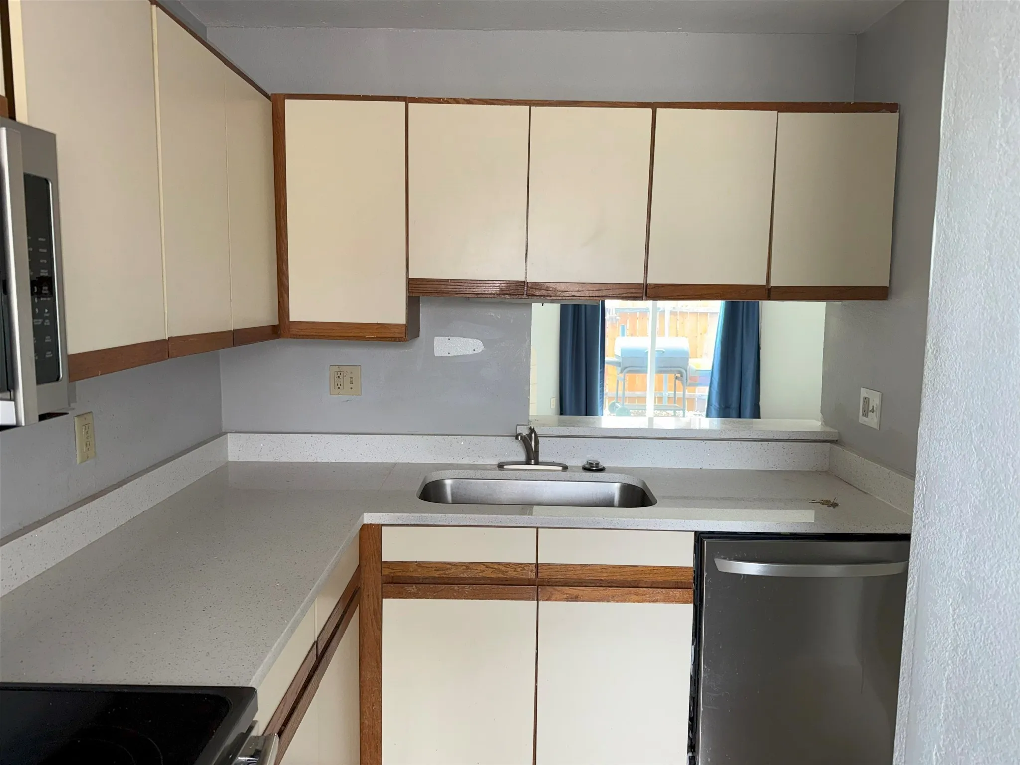 Townhouse For Rent in Denton County , 732 W Collins Street, Denton, Texas 76201, 3 Bedrooms, 2 Bathrooms, Garage spaces, 1,088 Sqft, built in 1984, Preowned, Price $1,850, mls#21164367, Real Estate Agent in Denton, Homes For Rent in Denton county, Homes For Rent in Denton, Realtor in Denton Texas, Real Estate Brokerage Independent Realty Texas, Luminita Cordes Realtor