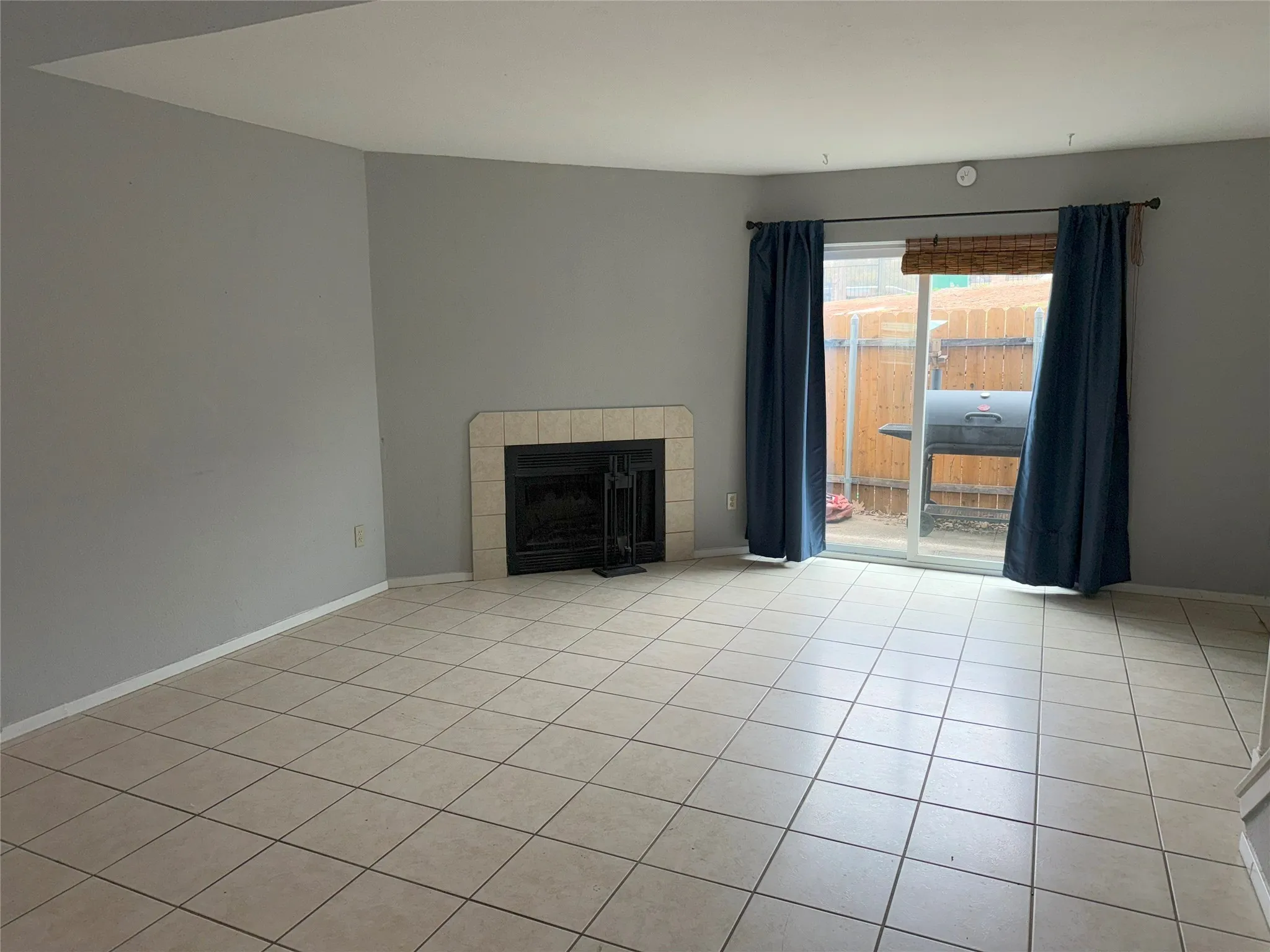Townhouse For Rent in Denton County , 732 W Collins Street, Denton, Texas 76201, 3 Bedrooms, 2 Bathrooms, Garage spaces, 1,088 Sqft, built in 1984, Preowned, Price $1,850, mls#21164367, Real Estate Agent in Denton, Homes For Rent in Denton county, Homes For Rent in Denton, Realtor in Denton Texas, Real Estate Brokerage Independent Realty Texas, Luminita Cordes Realtor