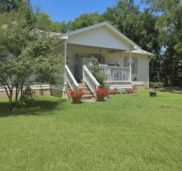 Single Family Residence For Sale in Fannin County , 410 W 11th Street, Bonham, Texas 75418, 3 Bedrooms, 2 Bathrooms, Garage spaces, 1,176 Sqft, built in 2001, Price $159,900, mls#21164321, Real Estate Agent in Bonham, Homes For Sale in Fannin county, Homes For Sale in Bonham, Realtor in Bonham Texas, Real Estate Brokerage Independent Realty Texas, Luminita Cordes Realtor