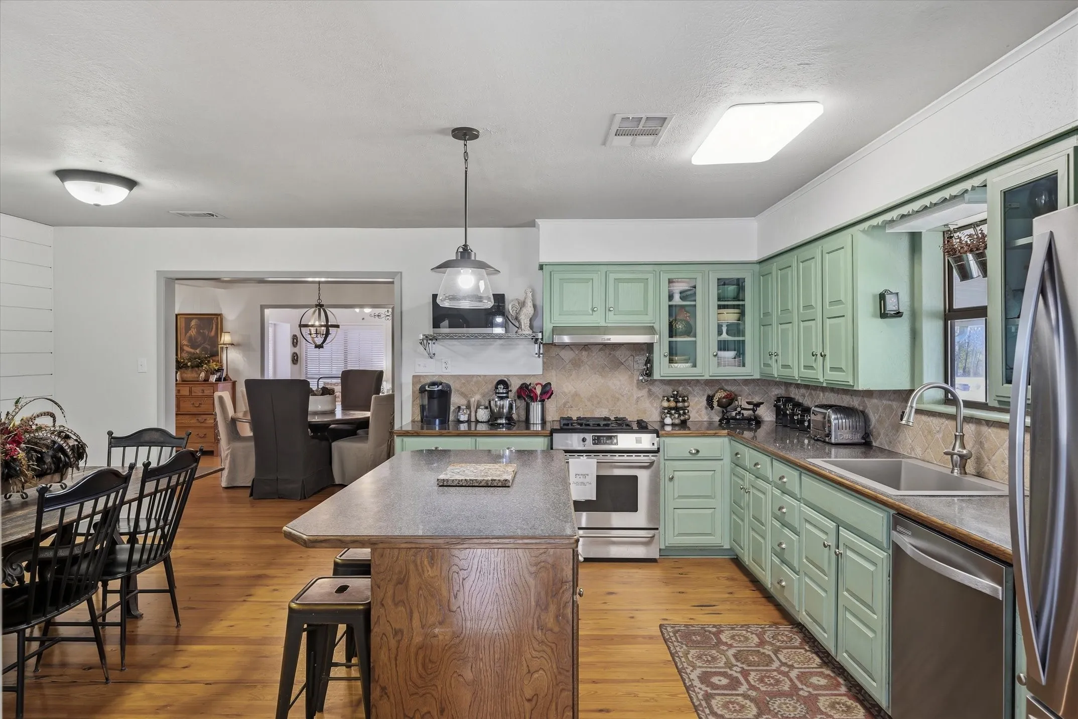 Farm For Sale in Van Zandt County , 5518 State Highway 198, Canton, Texas 75103, 3 Bedroom, 1 Bathroom, 1 Garage spaces, 1,896 Sqft, built in 1961, mls#21159549, Real Estate Agent in Canton, Homes For Sale in Van Zandt county, Homes For Sale in Canton, Realtor in Canton Texas, Real Estate Brokerage Independent Realty Texas, Luminita Cordes Realtor