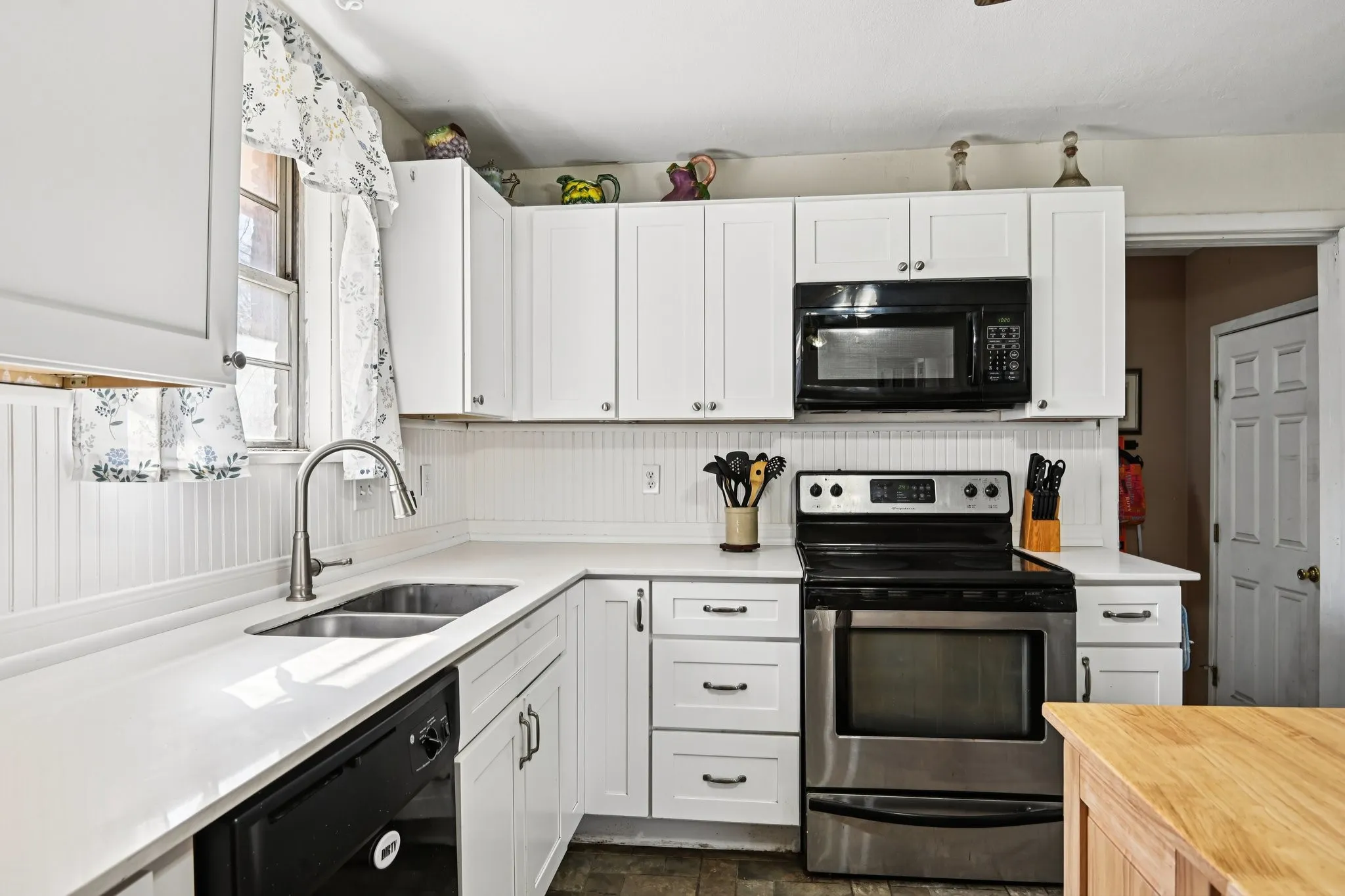 Single Family Residence For Sale in Tarrant County , 7008 Briley Drive, North Richland Hills, Texas 76180, 3 Bedroom, 1 Bathroom, Garage spaces, 1,504 Sqft, built in 1952, Preowned, mls#21163335, Real Estate Agent in North Richland Hills, Homes For Sale in Tarrant county, Homes For Sale in North Richland Hills, Realtor in North Richland Hills Texas, Real Estate Brokerage Independent Realty Texas, Luminita Cordes Realtor