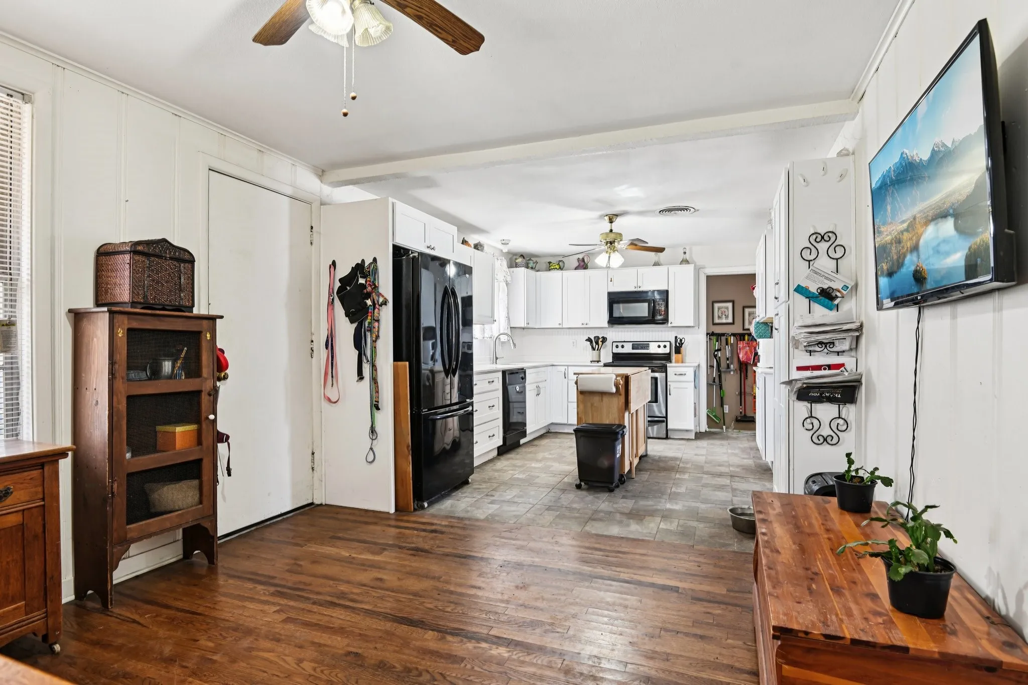 Single Family Residence For Sale in Tarrant County , 7008 Briley Drive, North Richland Hills, Texas 76180, 3 Bedroom, 1 Bathroom, Garage spaces, 1,504 Sqft, built in 1952, Preowned, mls#21163335, Real Estate Agent in North Richland Hills, Homes For Sale in Tarrant county, Homes For Sale in North Richland Hills, Realtor in North Richland Hills Texas, Real Estate Brokerage Independent Realty Texas, Luminita Cordes Realtor