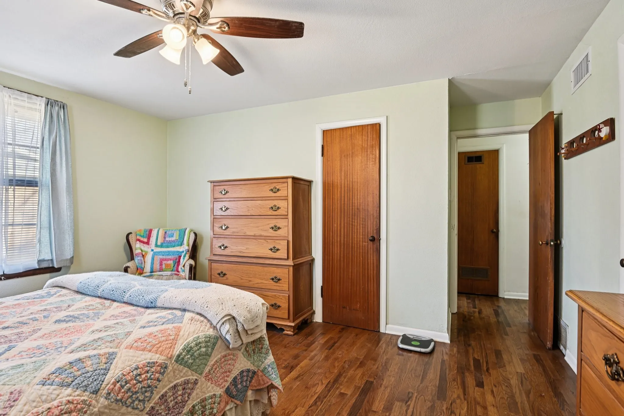 Single Family Residence For Sale in Tarrant County , 7008 Briley Drive, North Richland Hills, Texas 76180, 3 Bedroom, 1 Bathroom, Garage spaces, 1,504 Sqft, built in 1952, Preowned, mls#21163335, Real Estate Agent in North Richland Hills, Homes For Sale in Tarrant county, Homes For Sale in North Richland Hills, Realtor in North Richland Hills Texas, Real Estate Brokerage Independent Realty Texas, Luminita Cordes Realtor
