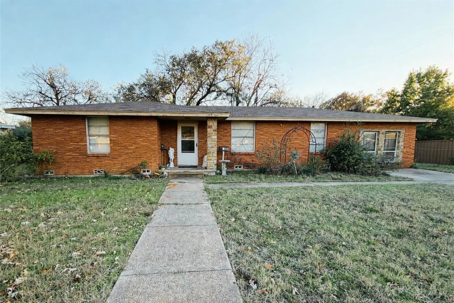 Single Family Residence For Sale in Tarrant County , 7008 Briley Drive, North Richland Hills, Texas 76180, 3 Bedroom, 1 Bathroom, Garage spaces, 1,504 Sqft, built in 1952, Preowned, mls#21163335, Real Estate Agent in North Richland Hills, Homes For Sale in Tarrant county, Homes For Sale in North Richland Hills, Realtor in North Richland Hills Texas, Real Estate Brokerage Independent Realty Texas, Luminita Cordes Realtor