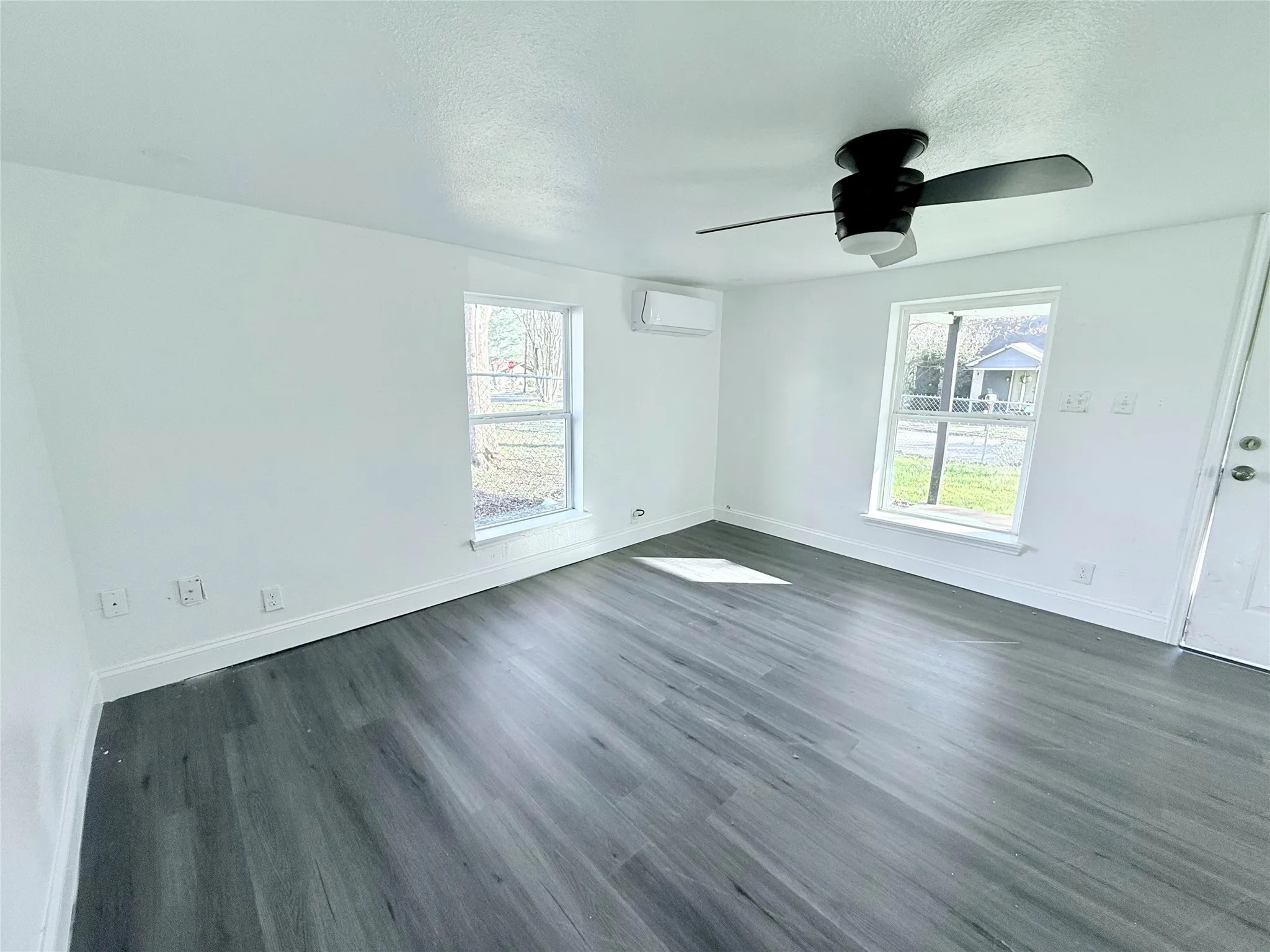 Single Family Residence For Sale in Grayson County , 625 E Acheson Street, Denison, Texas 75021, 1 Bedroom, 1 Bathroom, 2 Garage spaces, 666 Sqft, built in 1935, Preowned, Price $119,500, mls#21161747, Real Estate Agent in Denison, Homes For Sale in Grayson county, Homes For Sale in Denison, Realtor in Denison Texas, Real Estate Brokerage Independent Realty Texas, Luminita Cordes Realtor