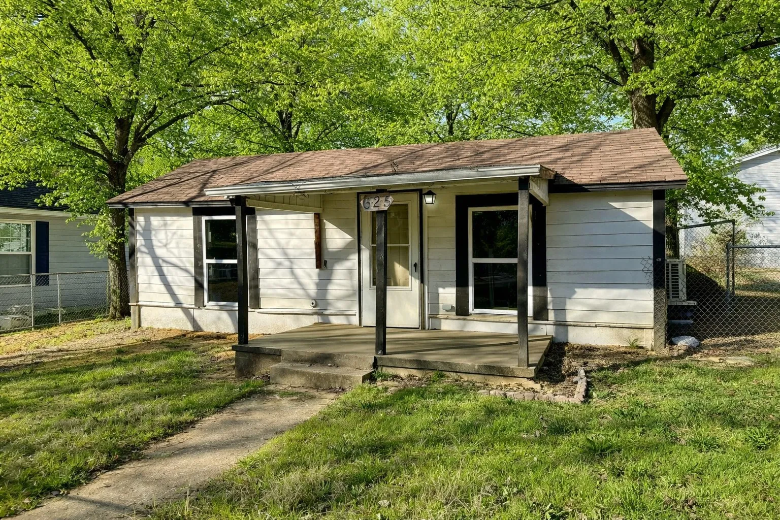 Single Family Residence For Sale in Grayson County , 625 E Acheson Street, Denison, Texas 75021, 1 Bedroom, 1 Bathroom, 2 Garage spaces, 666 Sqft, built in 1935, Preowned, Price $119,500, mls#21161747, Real Estate Agent in Denison, Homes For Sale in Grayson county, Homes For Sale in Denison, Realtor in Denison Texas, Real Estate Brokerage Independent Realty Texas, Luminita Cordes Realtor
