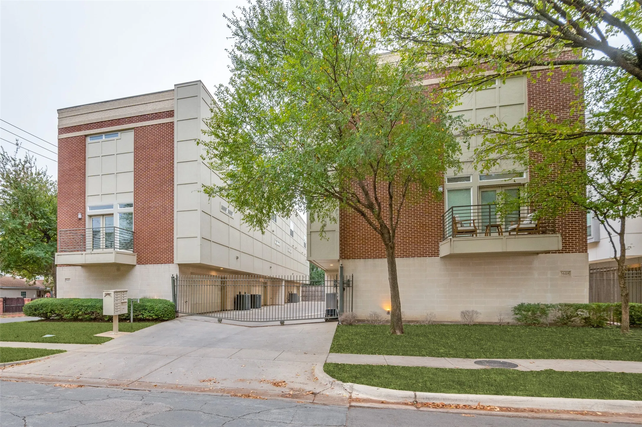 Condominium For Sale in Dallas County , 5618 Lindell Avenue 7, Dallas, Texas 75206, 2 Bedroom, 3 Bathroom, 2 Garage spaces, 1,640 Sqft, built in 2008, mls#21163400, Real Estate Agent in Dallas, Homes For Sale in Dallas county, Homes For Sale in Dallas, Realtor in Dallas Texas, Real Estate Brokerage Independent Realty Texas, Luminita Cordes Realtor