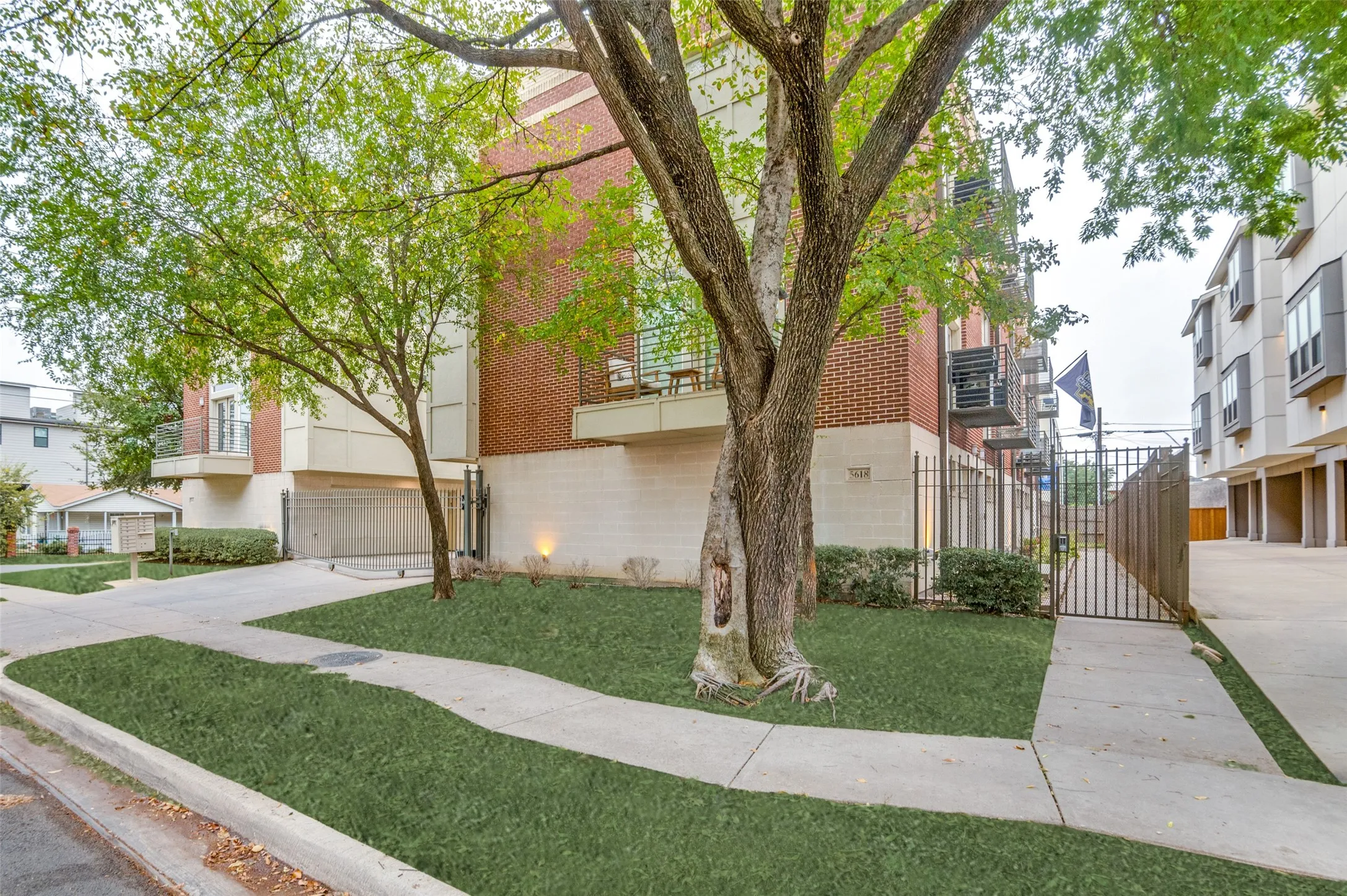 Condominium For Sale in Dallas County , 5618 Lindell Avenue 7, Dallas, Texas 75206, 2 Bedroom, 3 Bathroom, 2 Garage spaces, 1,640 Sqft, built in 2008, mls#21163400, Real Estate Agent in Dallas, Homes For Sale in Dallas county, Homes For Sale in Dallas, Realtor in Dallas Texas, Real Estate Brokerage Independent Realty Texas, Luminita Cordes Realtor