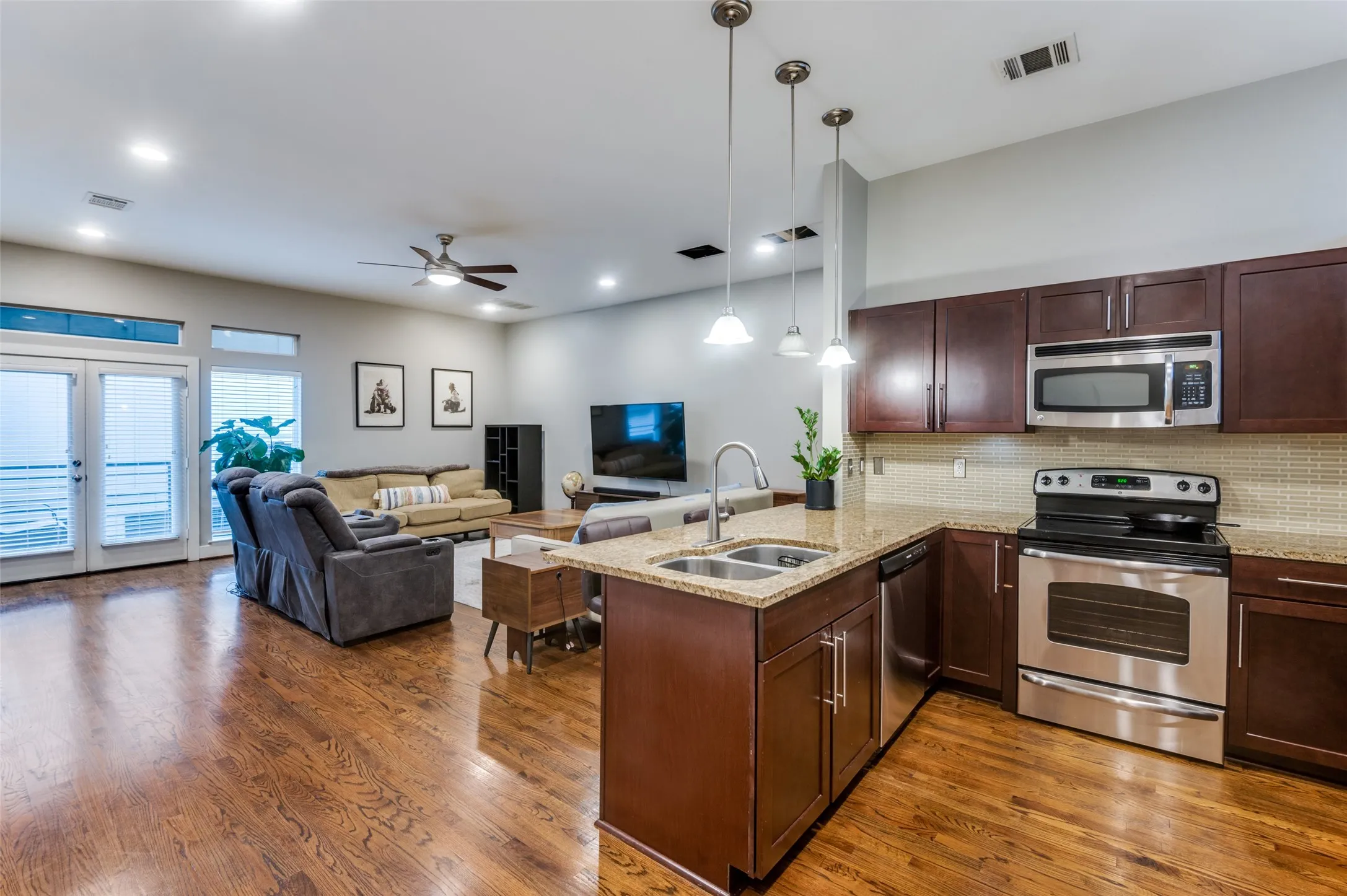 Condominium For Sale in Dallas County , 5618 Lindell Avenue 7, Dallas, Texas 75206, 2 Bedroom, 3 Bathroom, 2 Garage spaces, 1,640 Sqft, built in 2008, mls#21163400, Real Estate Agent in Dallas, Homes For Sale in Dallas county, Homes For Sale in Dallas, Realtor in Dallas Texas, Real Estate Brokerage Independent Realty Texas, Luminita Cordes Realtor