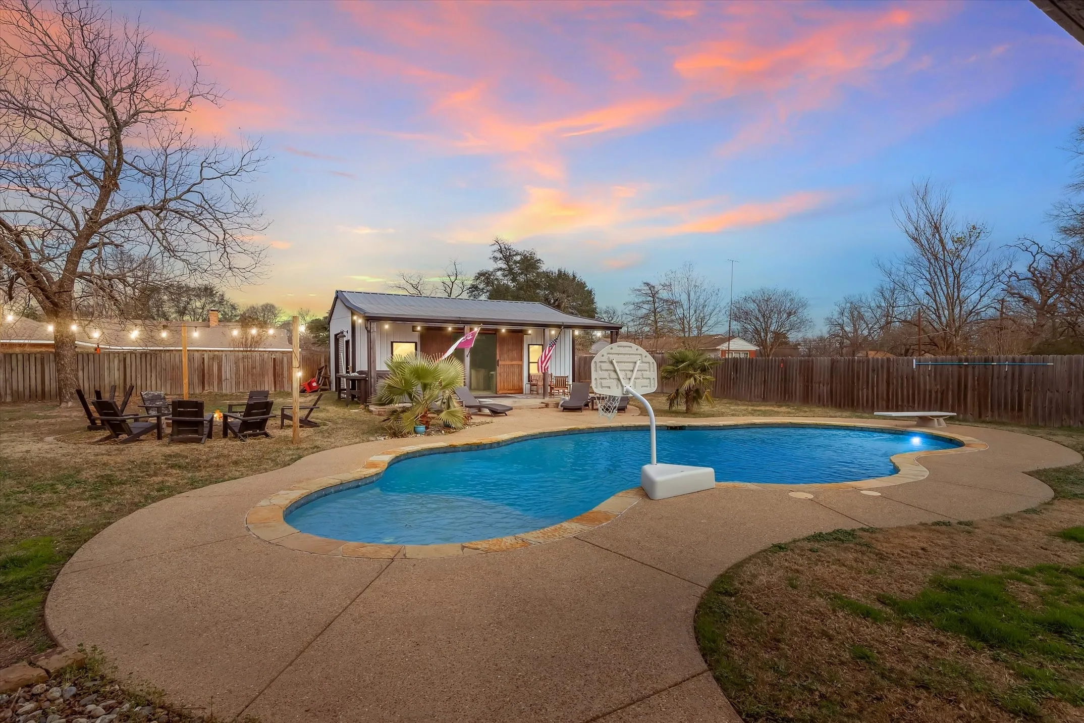 Single Family Residence For Sale in Van Zandt County , 128 Colorado, Van, Texas 75790, 4 Bedroom, 3 Bathroom, 2 Garage spaces, 2,511 Sqft, built in 2004, mls#21164662, Real Estate Agent in Van, Homes For Sale in Van Zandt county, Homes For Sale in Van, Realtor in Van Texas, Real Estate Brokerage Independent Realty Texas, Luminita Cordes Realtor