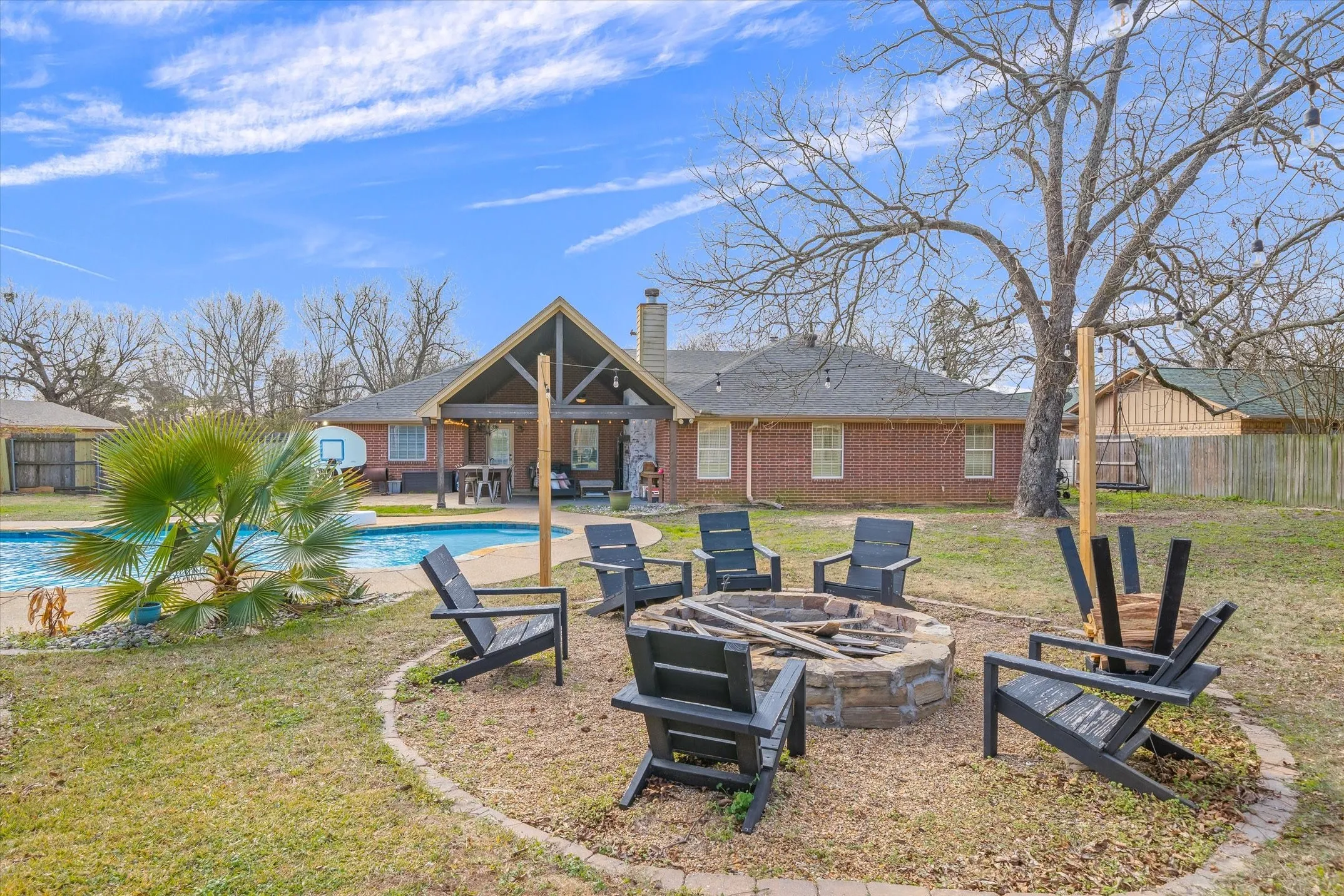 Single Family Residence For Sale in Van Zandt County , 128 Colorado, Van, Texas 75790, 4 Bedroom, 3 Bathroom, 2 Garage spaces, 2,511 Sqft, built in 2004, mls#21164662, Real Estate Agent in Van, Homes For Sale in Van Zandt county, Homes For Sale in Van, Realtor in Van Texas, Real Estate Brokerage Independent Realty Texas, Luminita Cordes Realtor