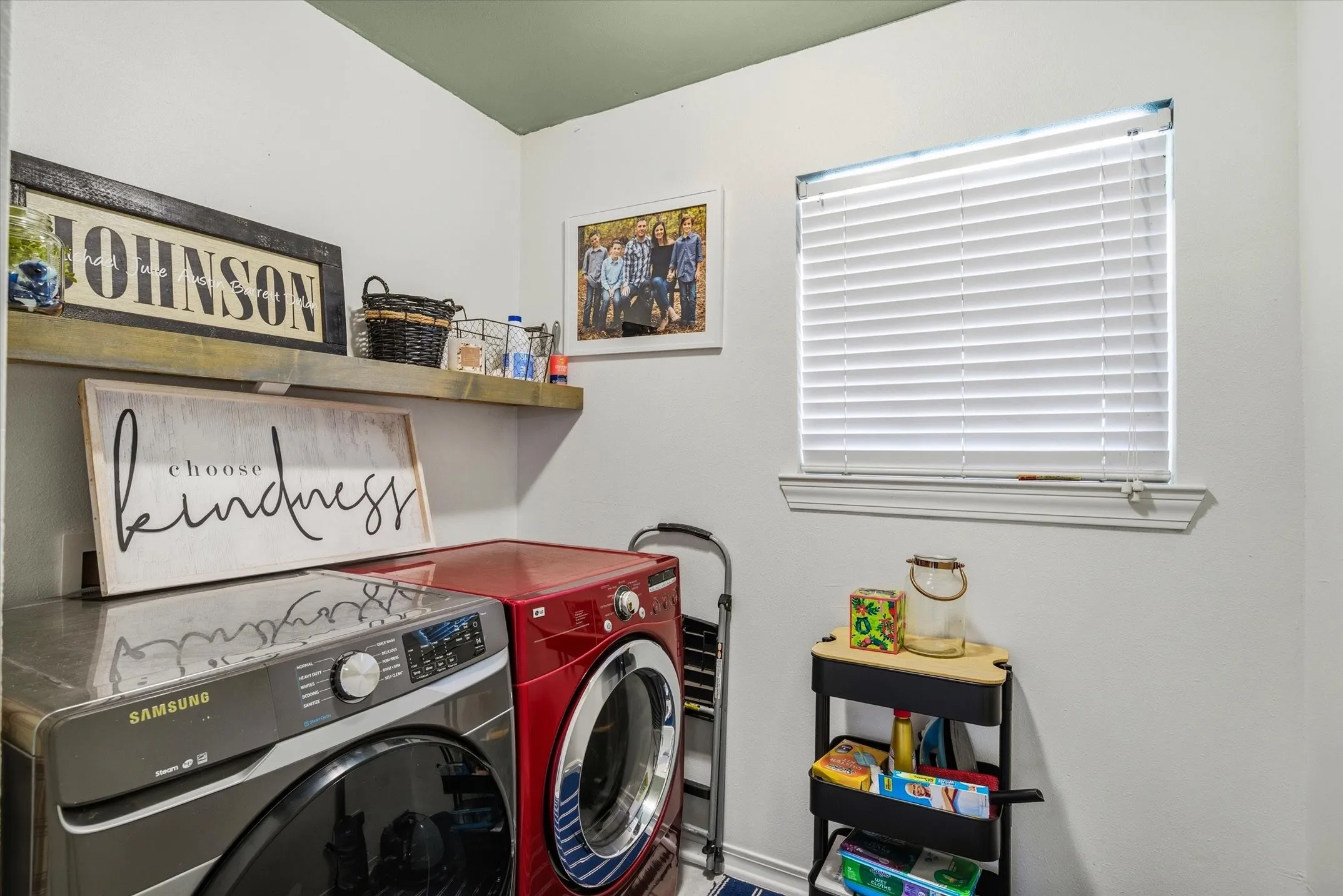 Single Family Residence For Sale in Van Zandt County , 128 Colorado, Van, Texas 75790, 4 Bedroom, 3 Bathroom, 2 Garage spaces, 2,511 Sqft, built in 2004, mls#21164662, Real Estate Agent in Van, Homes For Sale in Van Zandt county, Homes For Sale in Van, Realtor in Van Texas, Real Estate Brokerage Independent Realty Texas, Luminita Cordes Realtor