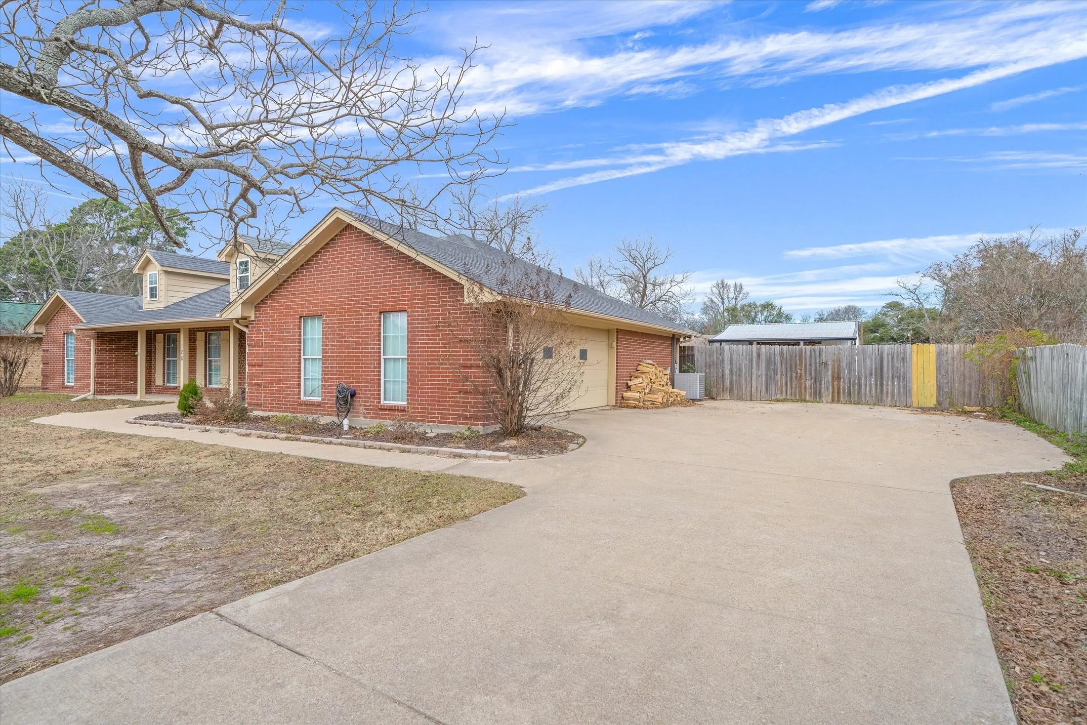 Single Family Residence For Sale in Van Zandt County , 128 Colorado, Van, Texas 75790, 4 Bedroom, 3 Bathroom, 2 Garage spaces, 2,511 Sqft, built in 2004, mls#21164662, Real Estate Agent in Van, Homes For Sale in Van Zandt county, Homes For Sale in Van, Realtor in Van Texas, Real Estate Brokerage Independent Realty Texas, Luminita Cordes Realtor