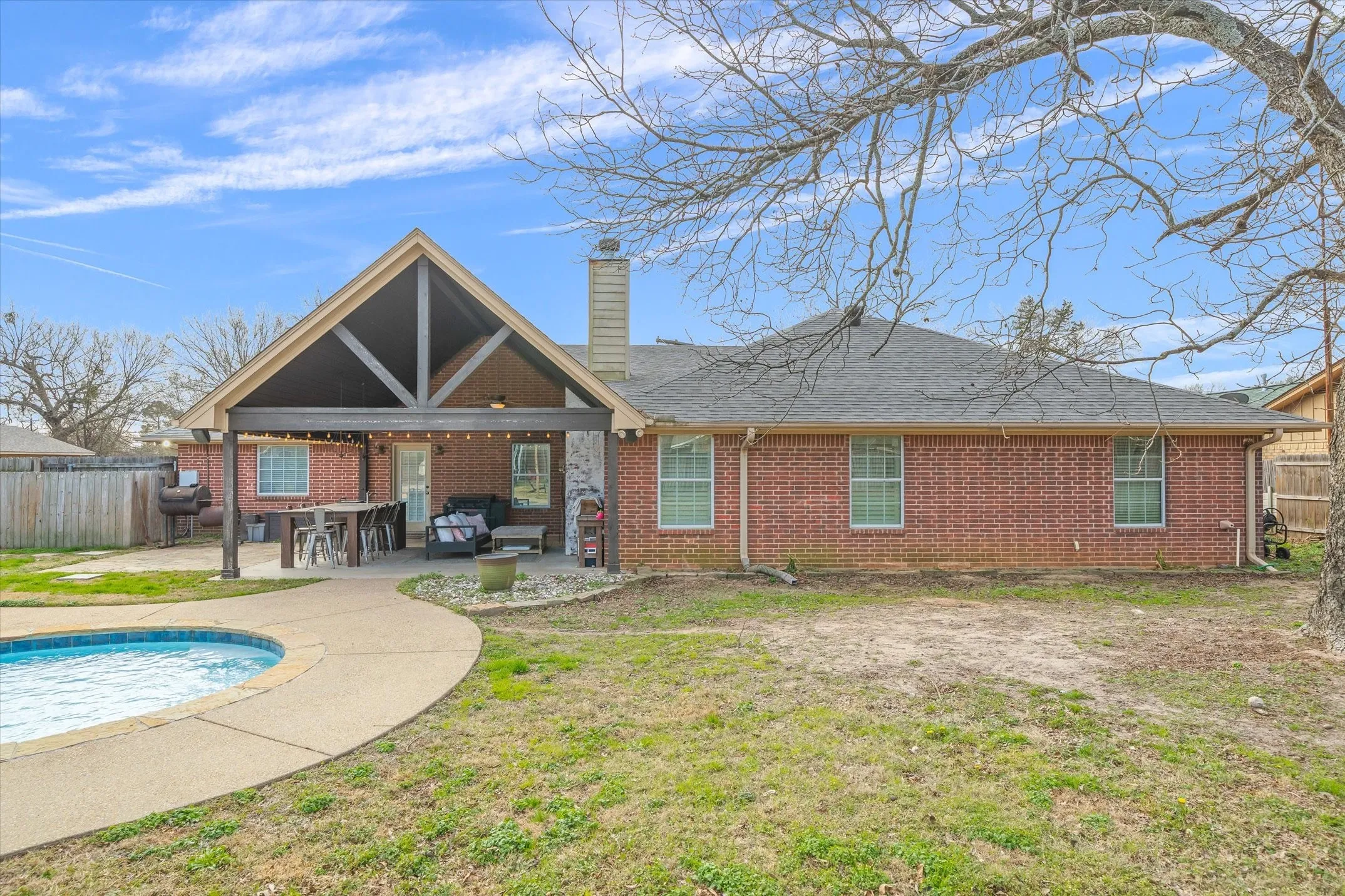 Single Family Residence For Sale in Van Zandt County , 128 Colorado, Van, Texas 75790, 4 Bedroom, 3 Bathroom, 2 Garage spaces, 2,511 Sqft, built in 2004, mls#21164662, Real Estate Agent in Van, Homes For Sale in Van Zandt county, Homes For Sale in Van, Realtor in Van Texas, Real Estate Brokerage Independent Realty Texas, Luminita Cordes Realtor