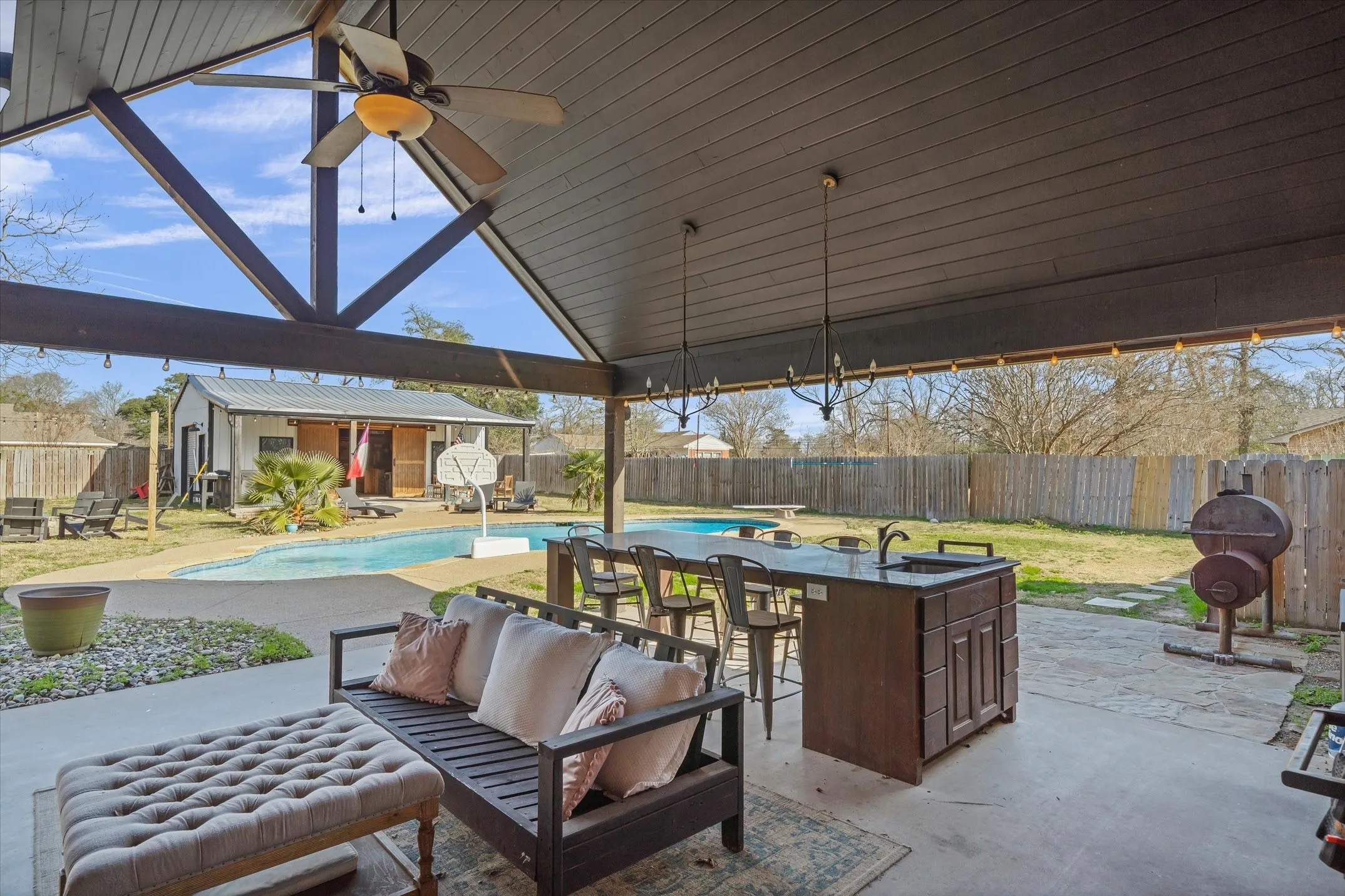 Single Family Residence For Sale in Van Zandt County , 128 Colorado, Van, Texas 75790, 4 Bedroom, 3 Bathroom, 2 Garage spaces, 2,511 Sqft, built in 2004, mls#21164662, Real Estate Agent in Van, Homes For Sale in Van Zandt county, Homes For Sale in Van, Realtor in Van Texas, Real Estate Brokerage Independent Realty Texas, Luminita Cordes Realtor