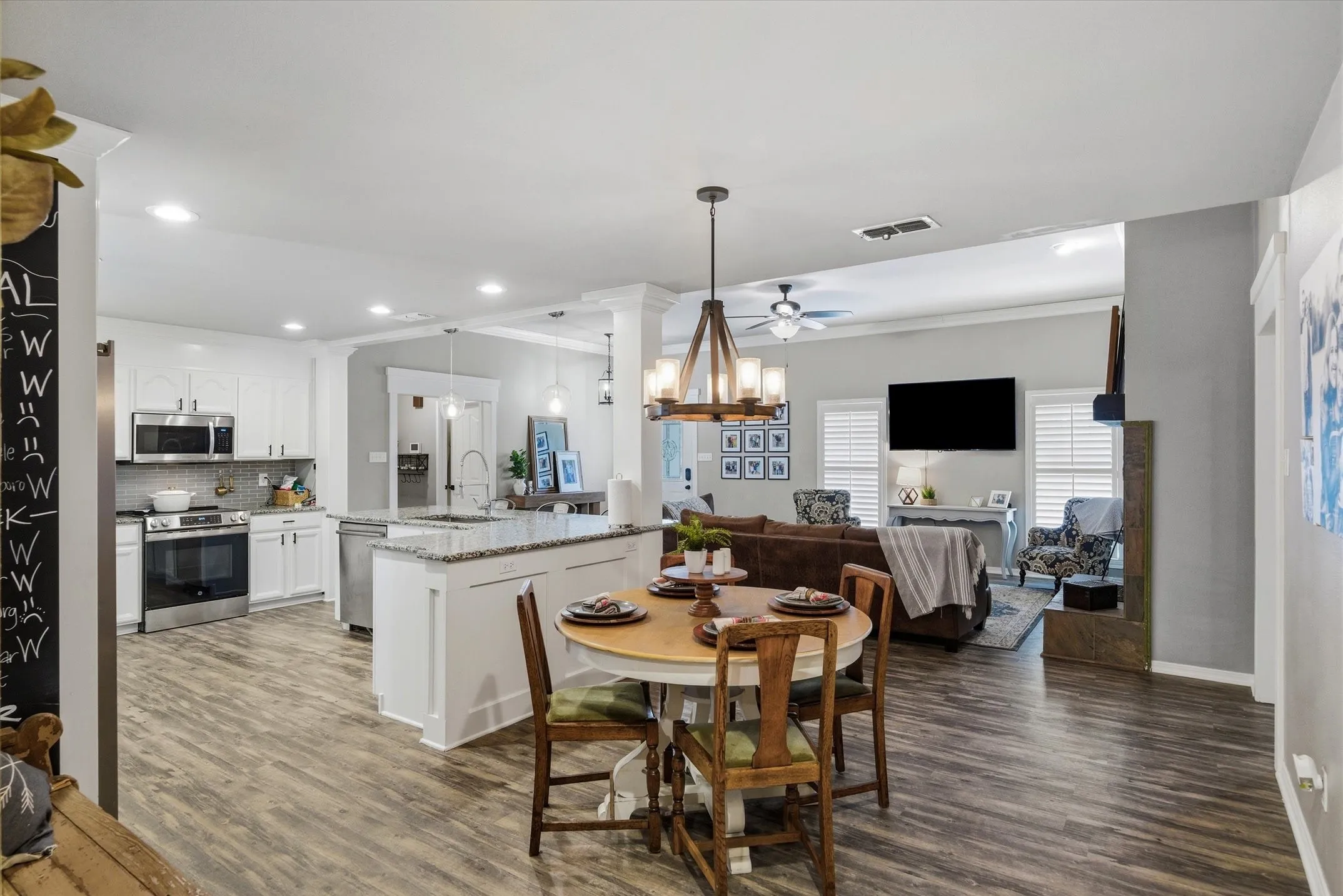 Single Family Residence For Sale in Van Zandt County , 128 Colorado, Van, Texas 75790, 4 Bedroom, 3 Bathroom, 2 Garage spaces, 2,511 Sqft, built in 2004, mls#21164662, Real Estate Agent in Van, Homes For Sale in Van Zandt county, Homes For Sale in Van, Realtor in Van Texas, Real Estate Brokerage Independent Realty Texas, Luminita Cordes Realtor