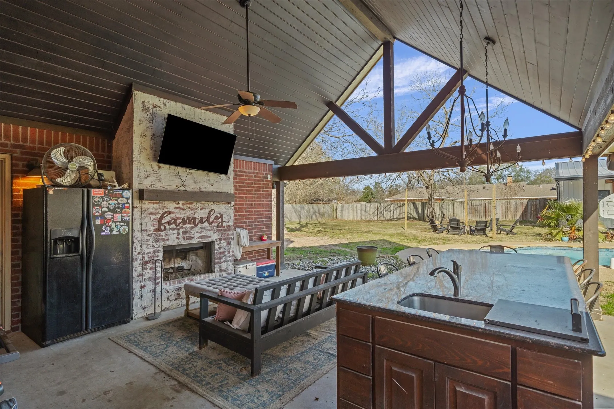 Single Family Residence For Sale in Van Zandt County , 128 Colorado, Van, Texas 75790, 4 Bedroom, 3 Bathroom, 2 Garage spaces, 2,511 Sqft, built in 2004, mls#21164662, Real Estate Agent in Van, Homes For Sale in Van Zandt county, Homes For Sale in Van, Realtor in Van Texas, Real Estate Brokerage Independent Realty Texas, Luminita Cordes Realtor