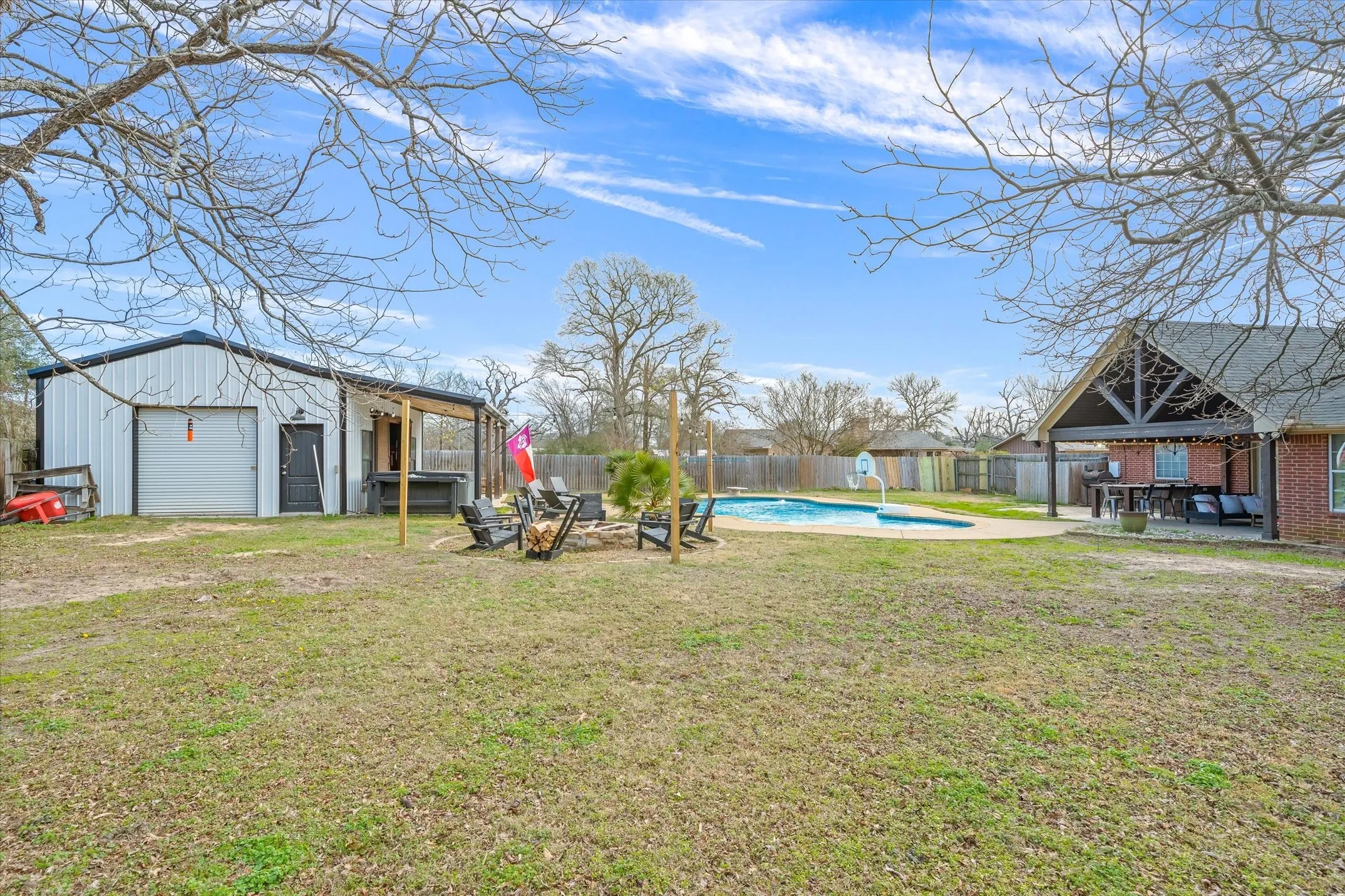 Single Family Residence For Sale in Van Zandt County , 128 Colorado, Van, Texas 75790, 4 Bedroom, 3 Bathroom, 2 Garage spaces, 2,511 Sqft, built in 2004, mls#21164662, Real Estate Agent in Van, Homes For Sale in Van Zandt county, Homes For Sale in Van, Realtor in Van Texas, Real Estate Brokerage Independent Realty Texas, Luminita Cordes Realtor