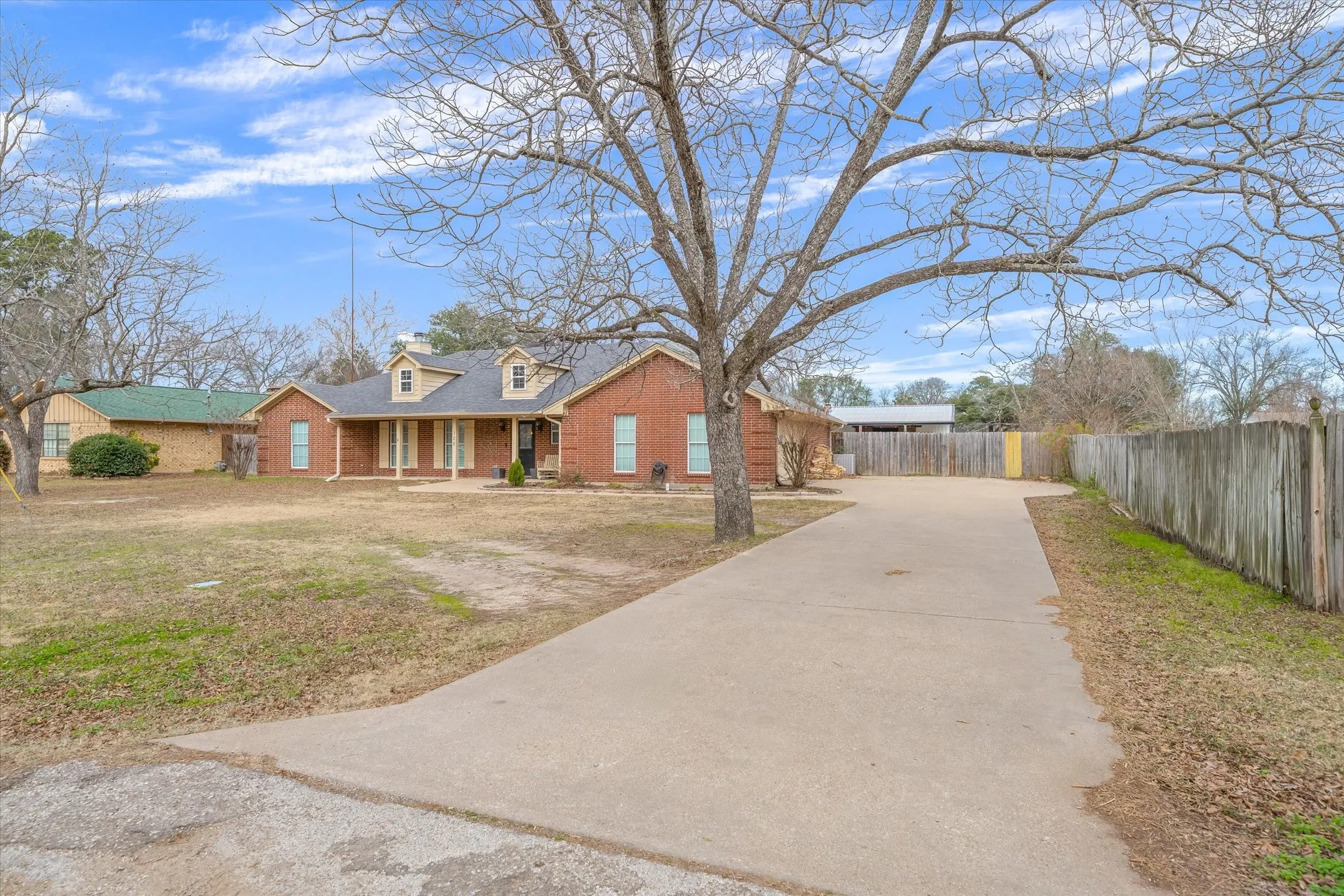 Single Family Residence For Sale in Van Zandt County , 128 Colorado, Van, Texas 75790, 4 Bedroom, 3 Bathroom, 2 Garage spaces, 2,511 Sqft, built in 2004, mls#21164662, Real Estate Agent in Van, Homes For Sale in Van Zandt county, Homes For Sale in Van, Realtor in Van Texas, Real Estate Brokerage Independent Realty Texas, Luminita Cordes Realtor