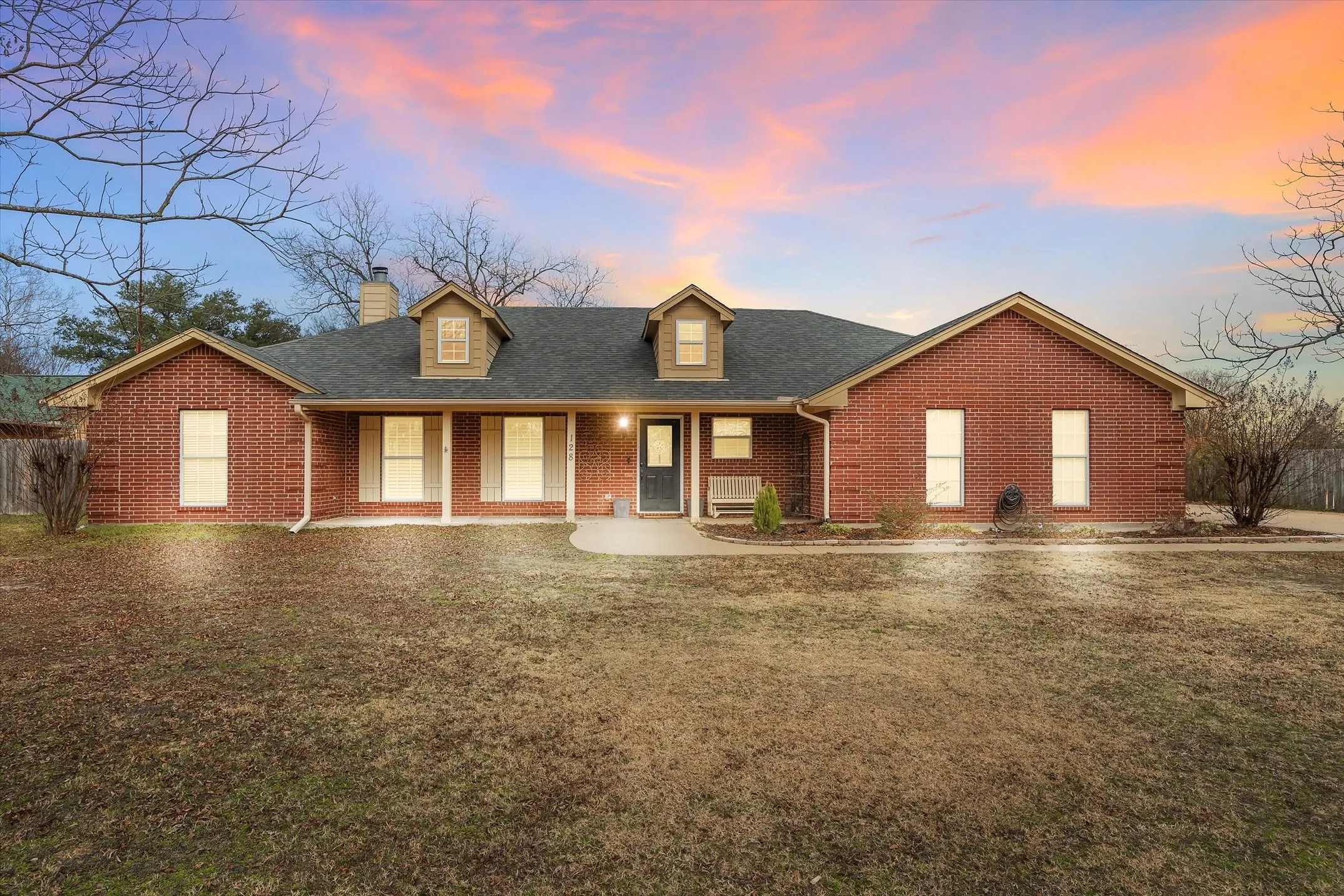 Single Family Residence For Sale in Van Zandt County , 128 Colorado, Van, Texas 75790, 4 Bedroom, 3 Bathroom, 2 Garage spaces, 2,511 Sqft, built in 2004, mls#21164662, Real Estate Agent in Van, Homes For Sale in Van Zandt county, Homes For Sale in Van, Realtor in Van Texas, Real Estate Brokerage Independent Realty Texas, Luminita Cordes Realtor
